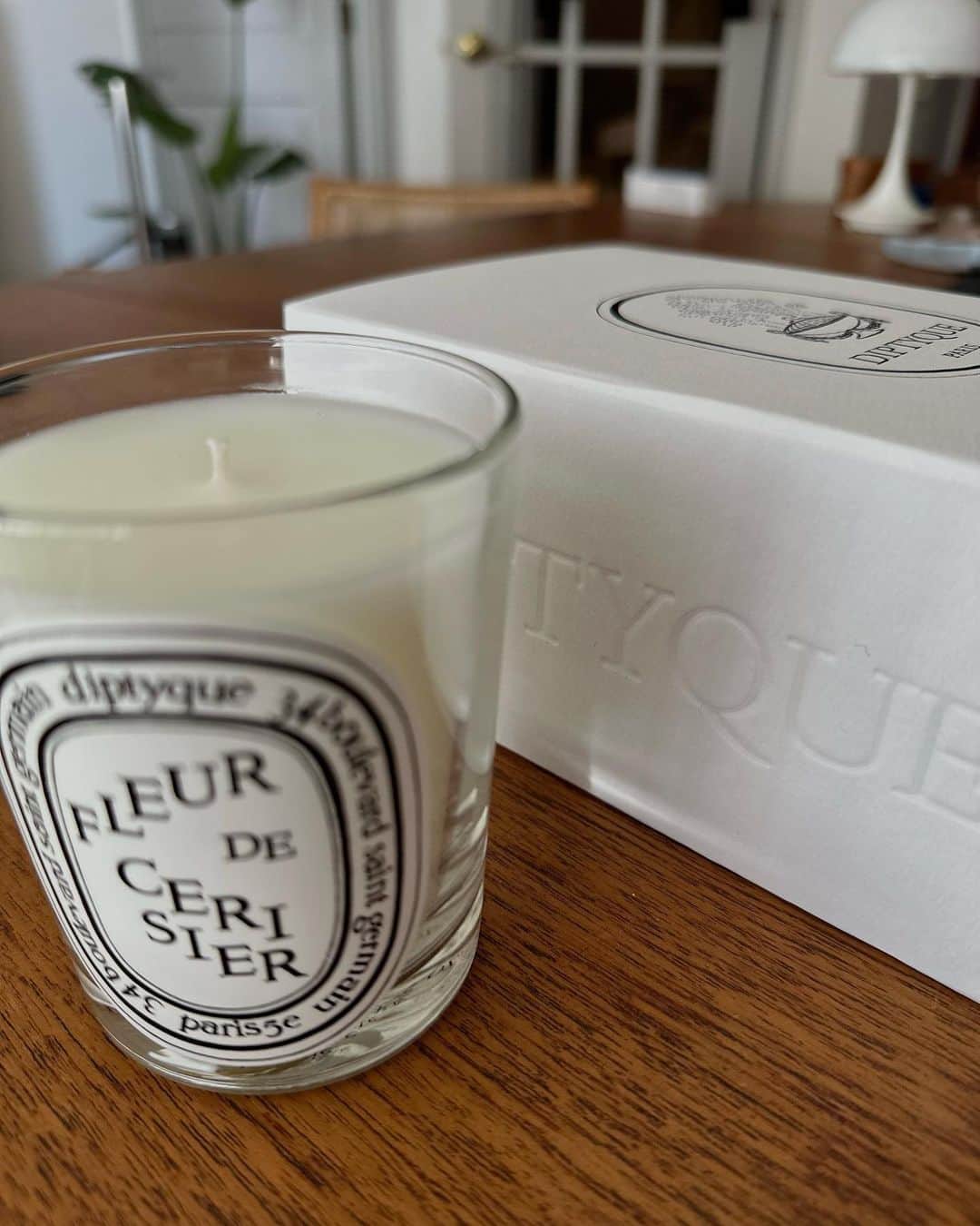 石田一帆のインスタグラム：「. ギフトの定番DIPTYQUE🕯️  リビングやお風呂で真っ暗の中キャンドルだけの 過ごし方もすき🪵  @diptyque  #diptyquecandle#diptyque#candlegifts#candles」