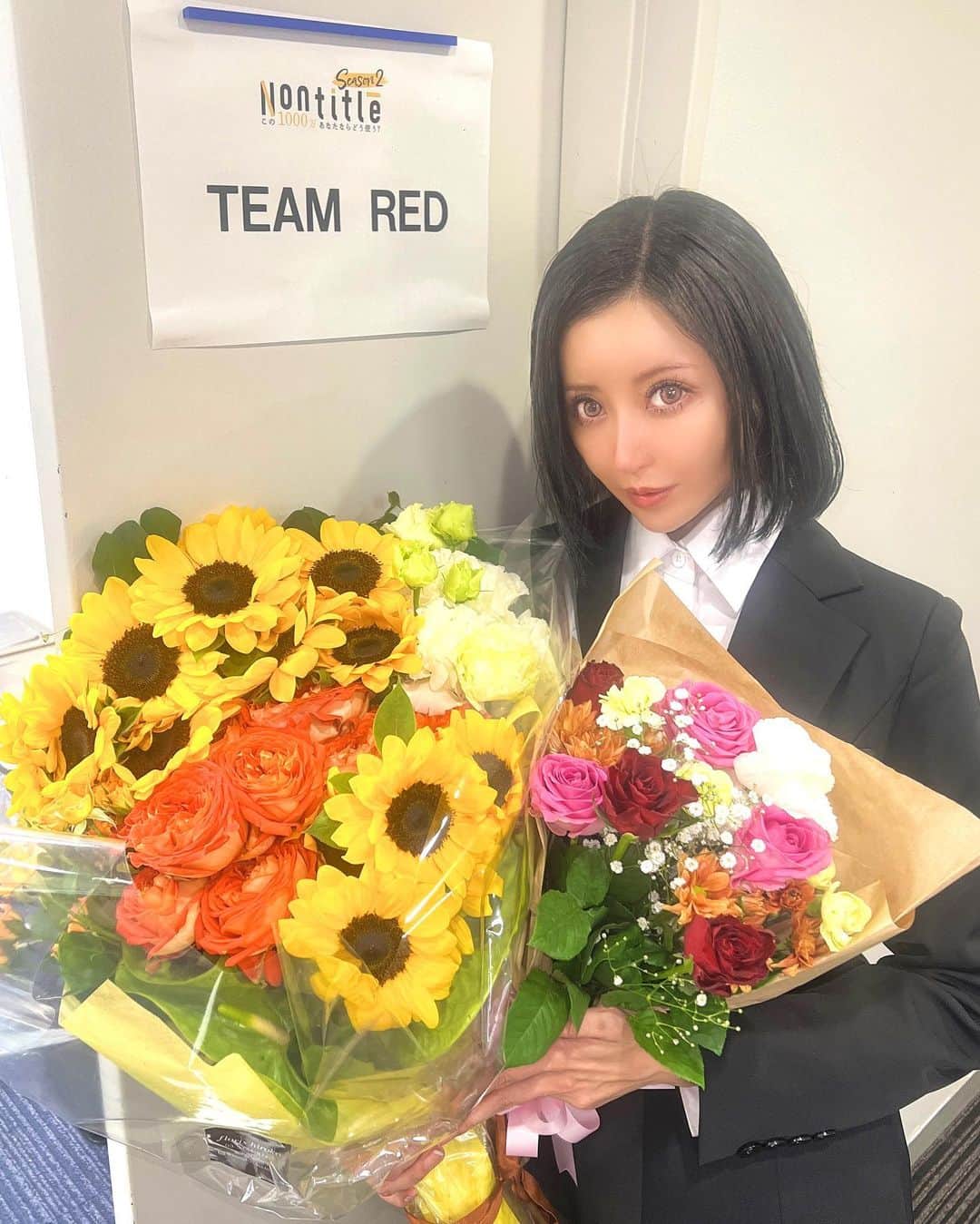 のインスタグラム：「"Nontite"season 2 4ヶ月間ありがとうございました❤️‍🔥  Team REDかなり辛い状況の中での 最後のDemodayでまさかの 大逆転で勝利を掴むことができ さらに両チーム成立と言う 奇跡が起きました  この結果についてよく思わない人が いることも承知しておりますが やり切ったからにはこれからも 全力で皆様にいい商品をお届けしたいと 思っています🙏  キャンプファイヤーで "口腔ケアサービス"を 購入して下さった皆様申し訳ありません  新たにキャンプファイヤーを 立ち上げるので またよろしくお願いします！  Nontitleが決まった時に "ヴィランズ"を演じ成長物語にする"と 自分で決めていたのですが そんな上手くいくわけがなく Nontitleを盛り上げるためにした 間違った行動のためだったり 炎上させてしまいました  私自身約4ヶ月の"Nontite"での生活は 勉強になることがたくさんでした 当初は、今の自分を全力で出し切り、 納得のいく事業案を作ろうと 意気込んでいましたが 今までの人生では経験したことのない 初めての挑戦が多すぎて 器用ではない私には着いていくだけで精一杯でした  自分では死ぬ気でやっているつもりでしたが 恐らく頑張るベクトルが違ったんだと思います 想像の何倍、何百倍以上大変で 辛すぎると心が折れることが死ぬほどありました  それでも周りのサポートの おかげで最後まで やりきることができ 出資を獲得し事業成立まで 来れたのは本当に周りのみんなのおかげです  沢山応援して下さった方 サポートしてくれた皆様 本当にありがとうございました😭  皆様からの応援コメントDMに 生かされ励みになり頑張れてこれました  私の人生のターニングポイントに なった"Nontitle"と言う番組に出させて 頂いたことをとても感謝してます これからもっと 成長していきたいと思うので 応援してくれたら嬉しいです❤️‍🔥  #nontitle #ヒカル　#朝倉未来 #起業番組　#投資家　#最終demoday #生放送」