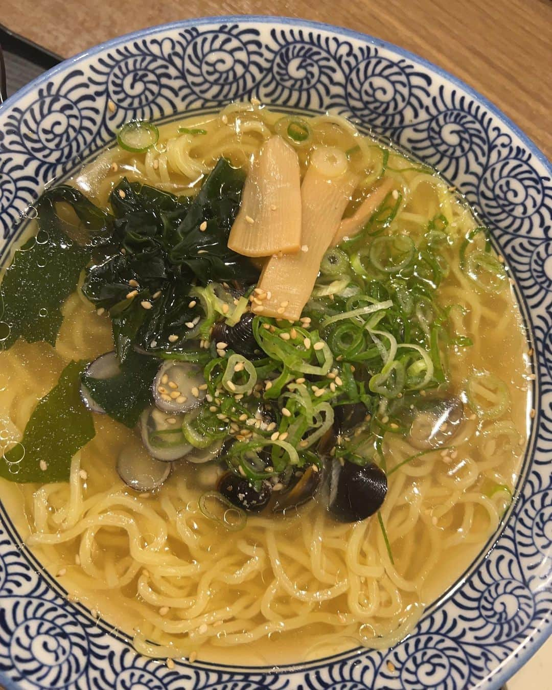 ハラミちゃんさんのインスタグラム写真 - (ハラミちゃんInstagram)「和歌山ラーメンからの徳島ラーメンからの島根のしじみラーメン。  食べ荒らしツアー順調に進めております。以上中間報告でした。  #ハラミちゃん47ツアー」5月17日 19時52分 - harami_piano