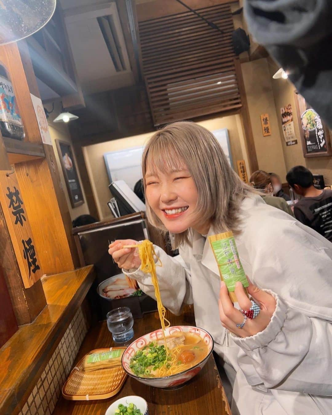 ハラミちゃんさんのインスタグラム写真 - (ハラミちゃんInstagram)「和歌山ラーメンからの徳島ラーメンからの島根のしじみラーメン。  食べ荒らしツアー順調に進めております。以上中間報告でした。  #ハラミちゃん47ツアー」5月17日 19時52分 - harami_piano