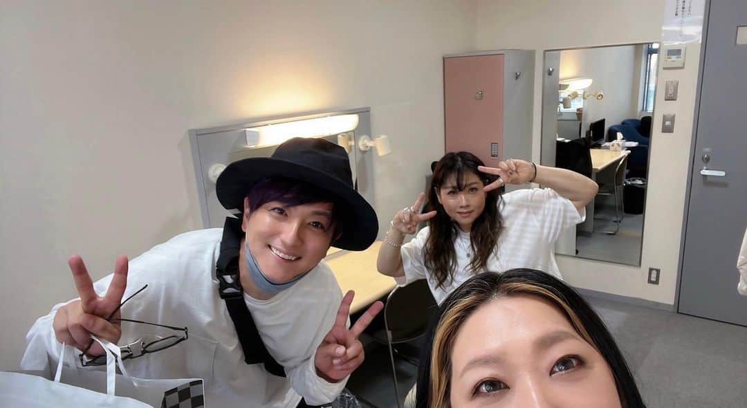 のインスタグラム：「昔と何ら変わらぬお2人👭  見た目は大人で中身は小2の夏休み👒ほぼコナンの逆です👓  今後とも宜しくお願い致しんす^ ^」