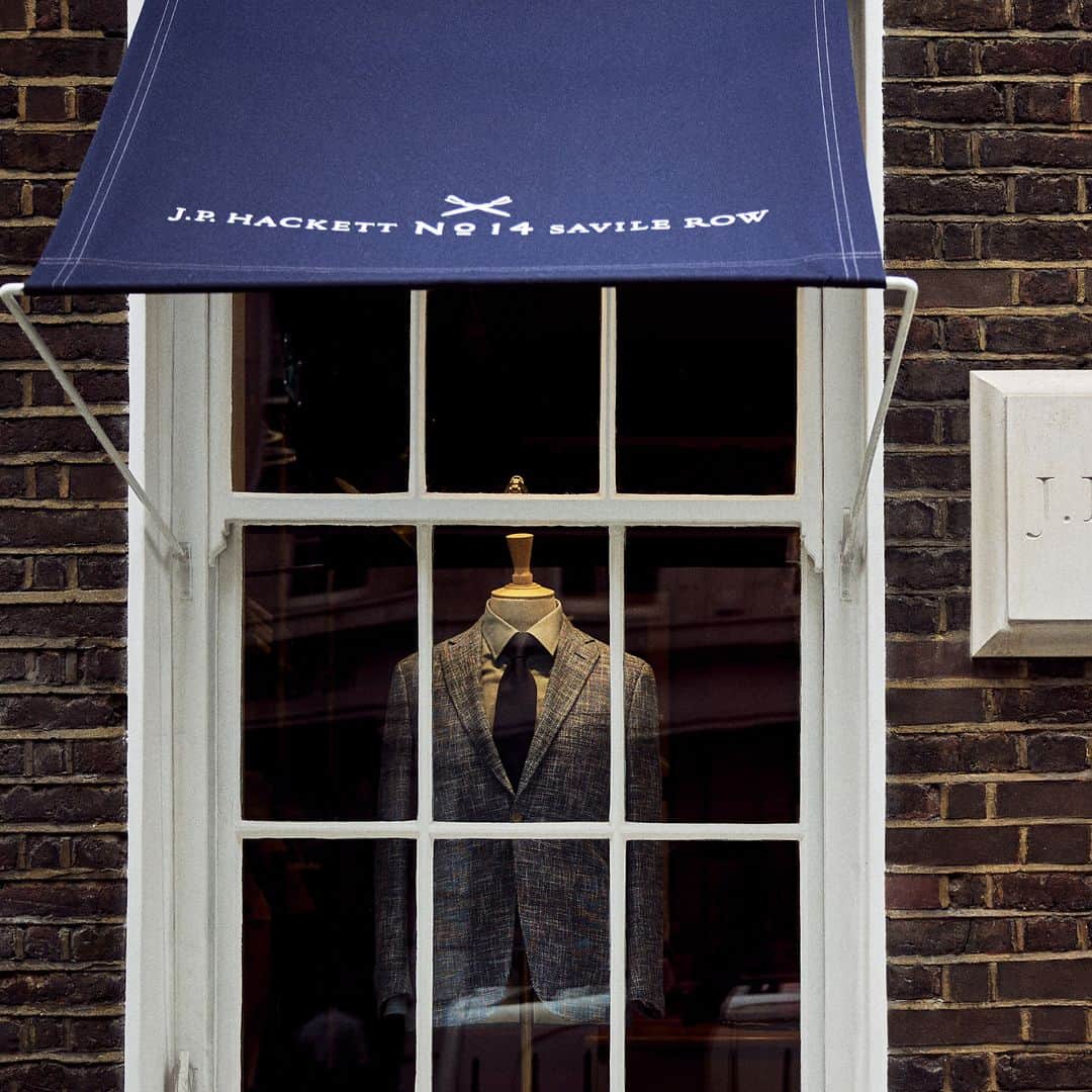 ハケットのインスタグラム：「Our Iconic Flagship, 14 Savile Row, with period features and full of history. The quintessential Hackett experience in the heart of London.  #HowToHackett」