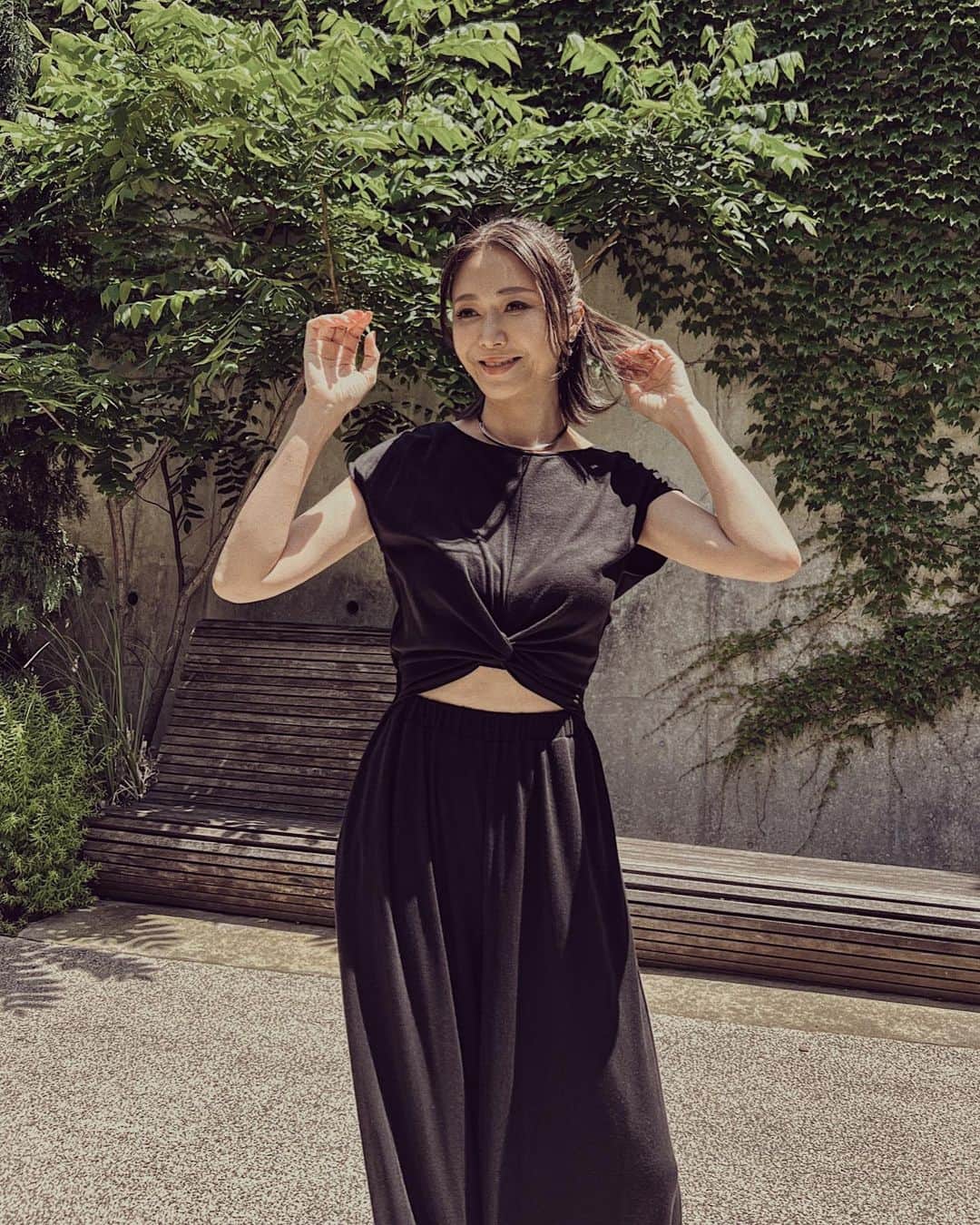 川島幸美のインスタグラム：「急に真夏ですね🌞💦  追加リクエストいただいて再販した ウエストスリットオールインワンのブラック❤︎👏  すごく柔らかくて着心地いいこの素材リヨセルは、 木材パルプから出来ていて、焼却しても有毒ガスが 発生せず、土に埋めれば自然分解するの🌱  「着たいけど年齢的に露出するのは...」という ご意見をいただくこともあるんだけど...  人からどう思われるとか、年齢ではなく、 どんなスタイルも自分が気持ちよくHappyに 過ごす事が一番☺️だと思うのです✨ 40代の方にも是非着ていただきたいな🤍  ヘルシーな肌見せの為には トレーニングもしないとだけど笑💪 私はいくつになってもファッションを楽しんでたいし、 外見も内面もなりたい自分に近づいていきたい✨✨✨ ストレスない範囲で頑張りま〜す‼︎」