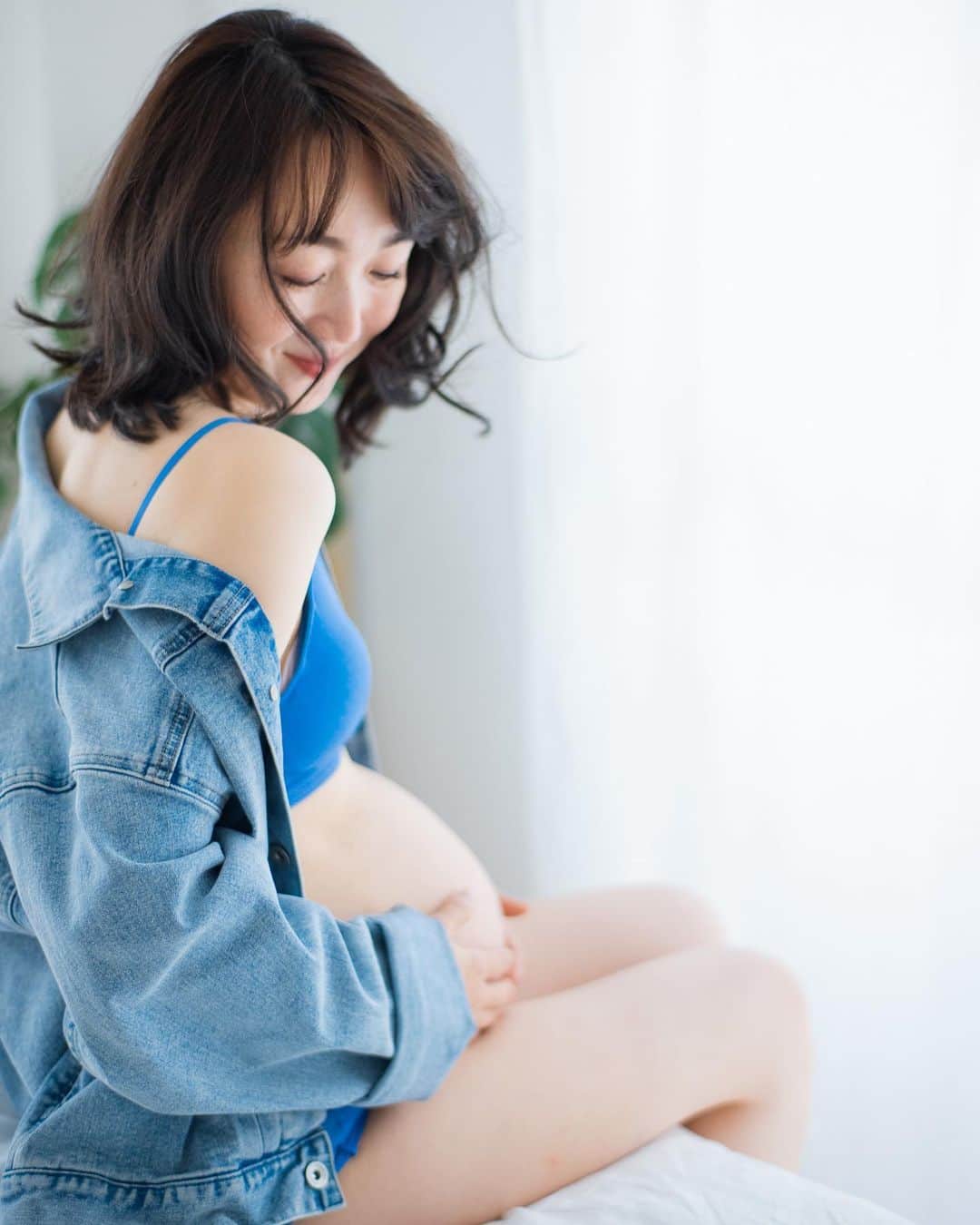 花盛友里のインスタグラム：「先日撮影させていただいた第二子妊娠中の美しい妊婦さま。  ずっと欲しかった第二子を授かってすぐにお腹の赤ちゃんは生まれても、長くは生きられないって診断されたんだそう。  それでも産まない選択は一切なくて、生まれるまで、そして生まれてからの時間が短くても一緒にいようって、即決したんだとか。  ”たくさんたくさん、たくさん泣きました”  って。  2人でいられる時間を残したいからお腹にいる間に撮影したい！って連絡してくれたの。  ”今日も泣いてしまうけど、それでもそれも残しておきたい”って。  子供を授かることも、無事生まれてくることも、その後育つことも奇跡の連続。 そして私たちがこうやって今生きていることも。  こんなにも大切で愛おしい瞬間を私に託してくれたこと、本当に本当に嬉しい。  撮影後にメールで ”こんなに私が悲しいのも泣けるのも愛してるから。私にとってはどんな赤ちゃんも私の赤ちゃんです♡” って。愛だよ、愛が溢れてる。。涙 お母さんもお姉ちゃんも、お父さんもいっぱいいっぱいいっぱい愛してる💕ついでに花盛おばちゃんも愛してるよ、ふふふ。  そして明日は帝王切開でベビちゃんが産まれてくる日。こちらがわで出てくるの待っているよー！！！ 何もできないけど、たくさんのハグとパワーを送ります。みんなもぜひ💕のコメントでパワーを送ってあげてー！」