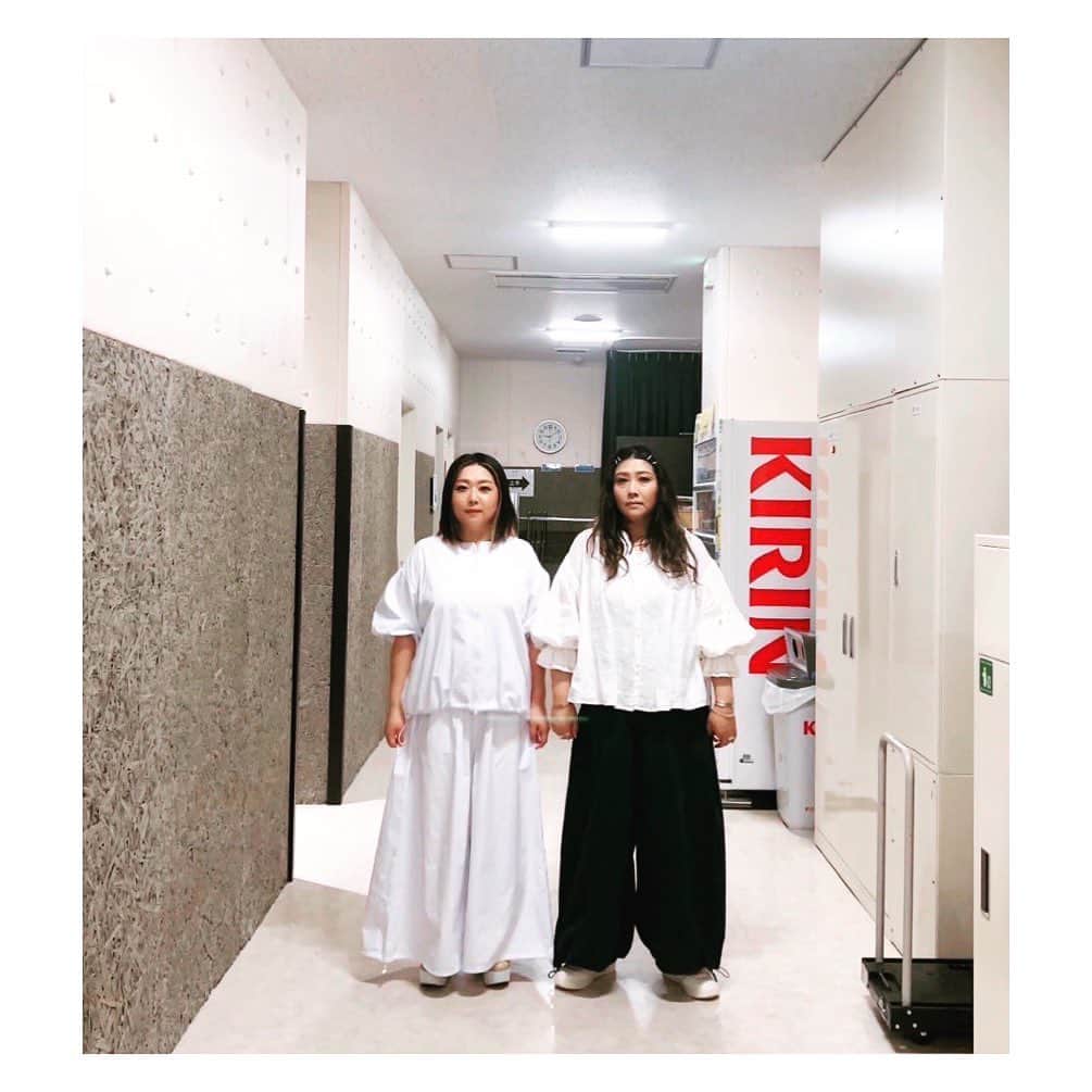 のインスタグラム：「急にやりたいって言って、やらせて頂いたトークライブ  平日にも関わらずたくさんの方に来て頂いて本当にありがとうございました  久々に舞台に戻れて嬉しかった 幸せな時間をありがとうございました  また、頑張ります💪🏽 よろしくお願いします  たくさんの差し入れ お花もありがとうございました  やすとものどこいこ やすとものいたって真剣です やすとも.友近のキメツケ 草彅.やすとものうさかめ やすとも.淳のquizれ」