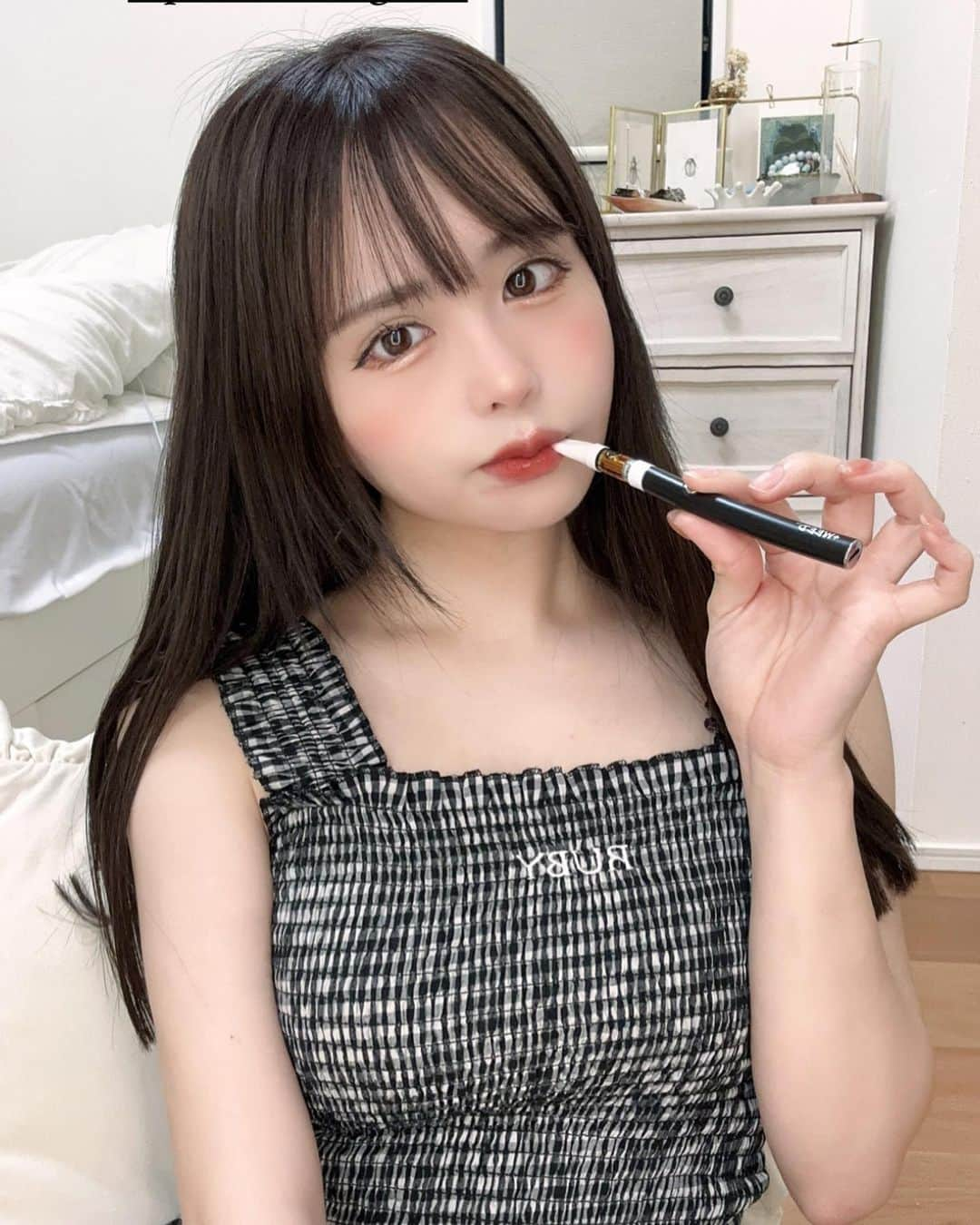 日向すずのインスタグラム：「だいすきなプラスウィード @plusweed_grbw 限定版の新しいのゲット♡  CBD60%配合でふわっとしたリラックス気分が味わえるよ֊ ̫ ֊𓈒𓂂𓏸  寝る前とかリラックスしたい時におすすめ○ ニコチンもタールもないから タバコは苦手って人も使えるよう○  #プラスウィード #CBD #CBDリキッド #高濃度 #60パーセント #オージークッシュ #ドンキで買える #シーシャ #チル #チルタイム #チルアウト #paidpartnership」