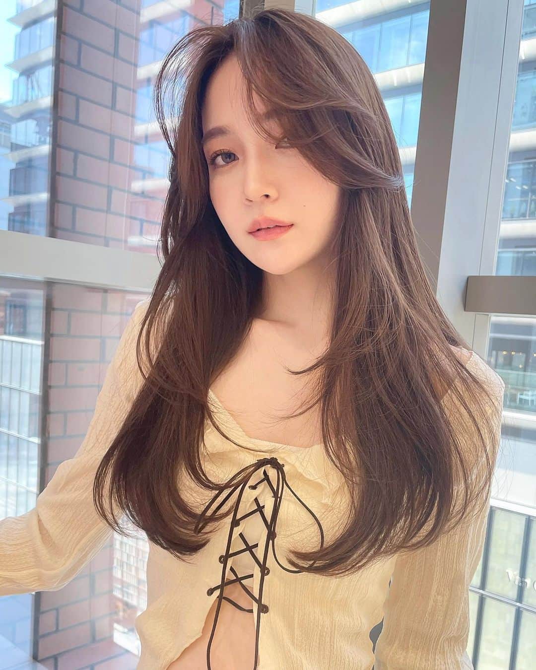 原涼香のインスタグラム：「#레이어드컷 🤍 ワンカールでキマるスタイルが人気です🎀 スタイリングもちょー簡単🫶🏻 ぜひお任せください❤️ ㅤㅤㅤㅤㅤㅤㅤㅤㅤㅤㅤㅤㅤ 大人気menu ⚫︎カット ⚫︎プレミアムケアカラー ⚫︎トリートメント ㅤㅤㅤㅤㅤㅤㅤㅤㅤㅤㅤㅤㅤ ㅤㅤㅤㅤㅤㅤㅤㅤㅤㅤㅤㅤㅤ ㅤㅤㅤㅤㅤㅤㅤㅤㅤㅤㅤㅤㅤ #SHIMA#韓国ヘア#韓国スタイル#レイヤーカット#ワンホンヘア#ワンホン#ダークトーン#網紅#初カラー#暗髪#ベージュカラー#ラベンダーカラー#グレージュ#オリーブカラー#透明感カラー#銀座美容院#銀座美容室#美容師#시스루뱅#레이어드컷#koreanhair」