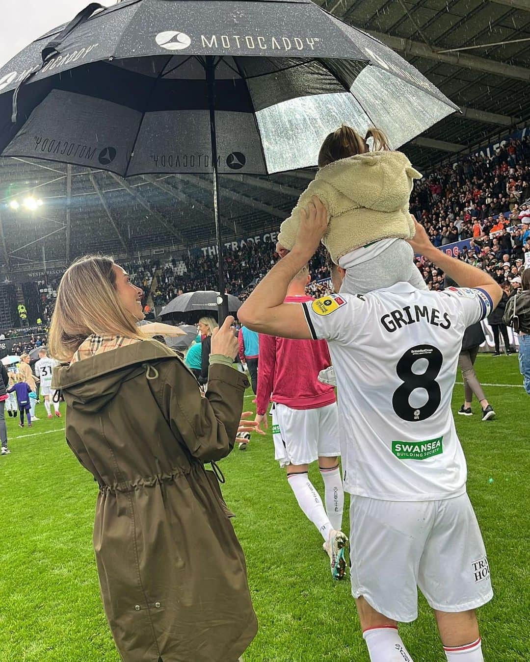 さんのインスタグラム写真 - (Instagram)「Daddy & his little mascot 🫶🏼 Last game of the season 🦢⚽️ @swansofficial 🤍」5月17日 20時03分 - mattgrimes8