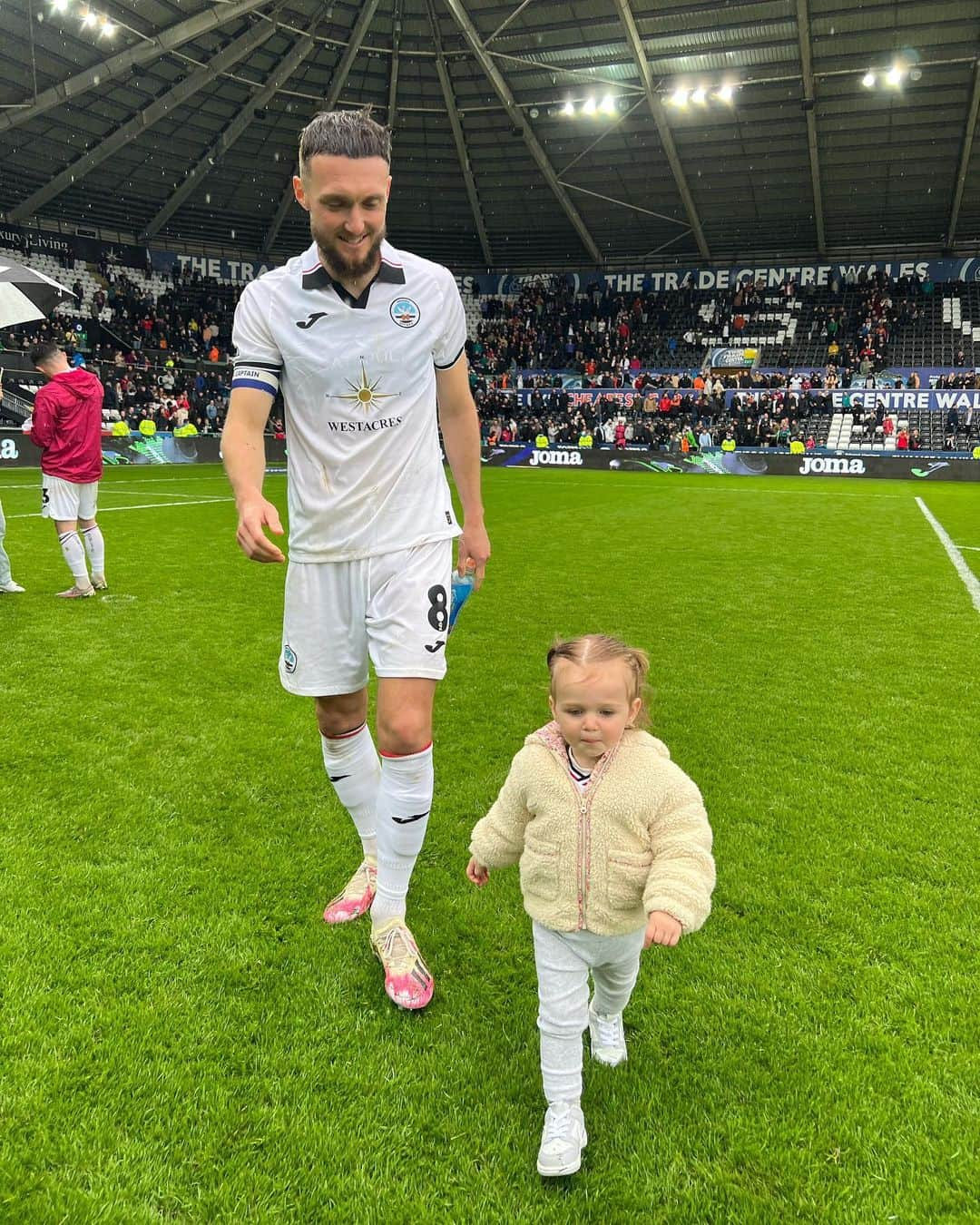 さんのインスタグラム写真 - (Instagram)「Daddy & his little mascot 🫶🏼 Last game of the season 🦢⚽️ @swansofficial 🤍」5月17日 20時03分 - mattgrimes8