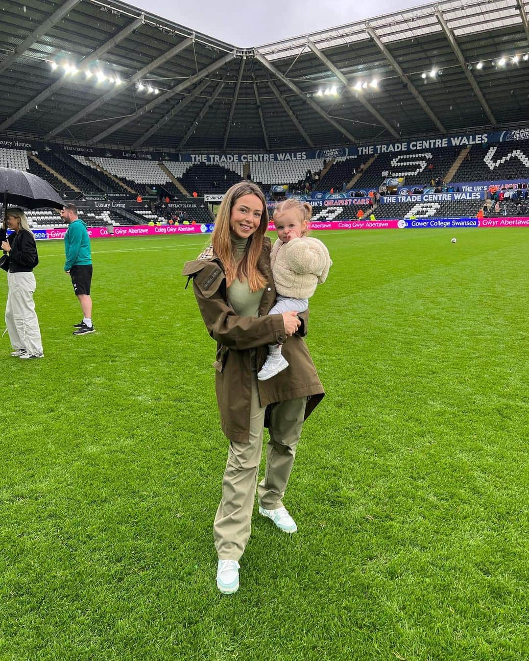 さんのインスタグラム写真 - (Instagram)「Daddy & his little mascot 🫶🏼 Last game of the season 🦢⚽️ @swansofficial 🤍」5月17日 20時03分 - mattgrimes8