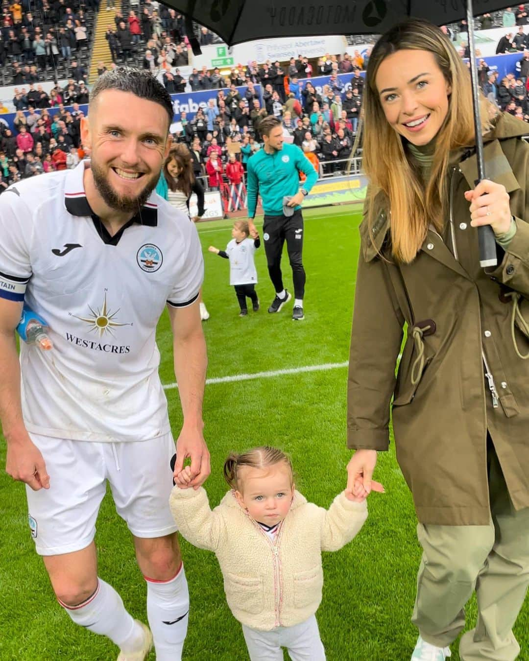 さんのインスタグラム写真 - (Instagram)「Daddy & his little mascot 🫶🏼 Last game of the season 🦢⚽️ @swansofficial 🤍」5月17日 20時03分 - mattgrimes8