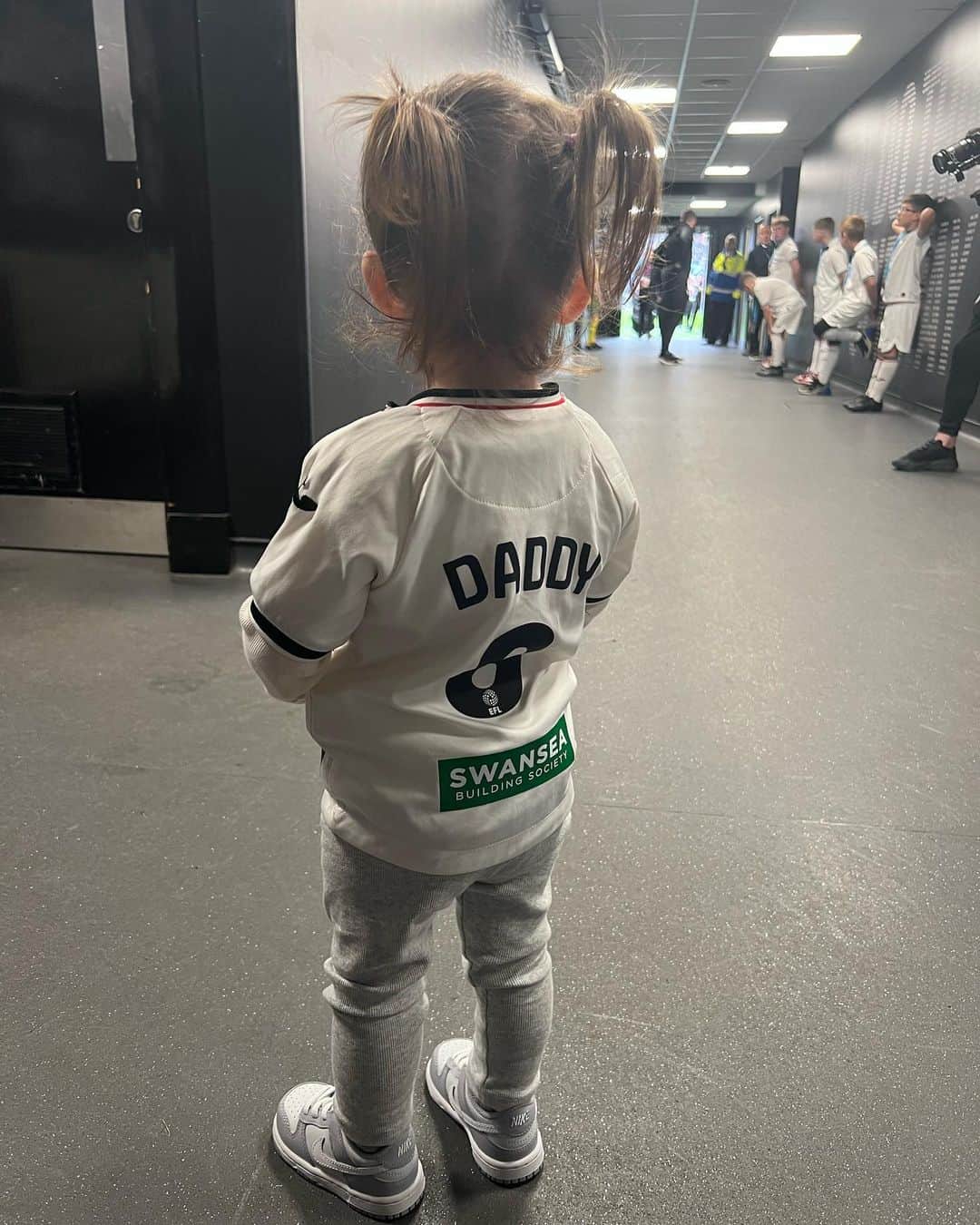 さんのインスタグラム写真 - (Instagram)「Daddy & his little mascot 🫶🏼 Last game of the season 🦢⚽️ @swansofficial 🤍」5月17日 20時03分 - mattgrimes8