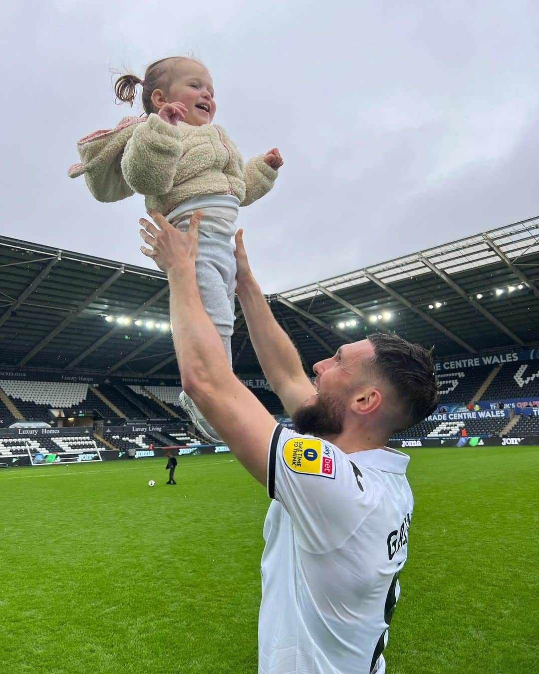 さんのインスタグラム写真 - (Instagram)「Daddy & his little mascot 🫶🏼 Last game of the season 🦢⚽️ @swansofficial 🤍」5月17日 20時03分 - mattgrimes8