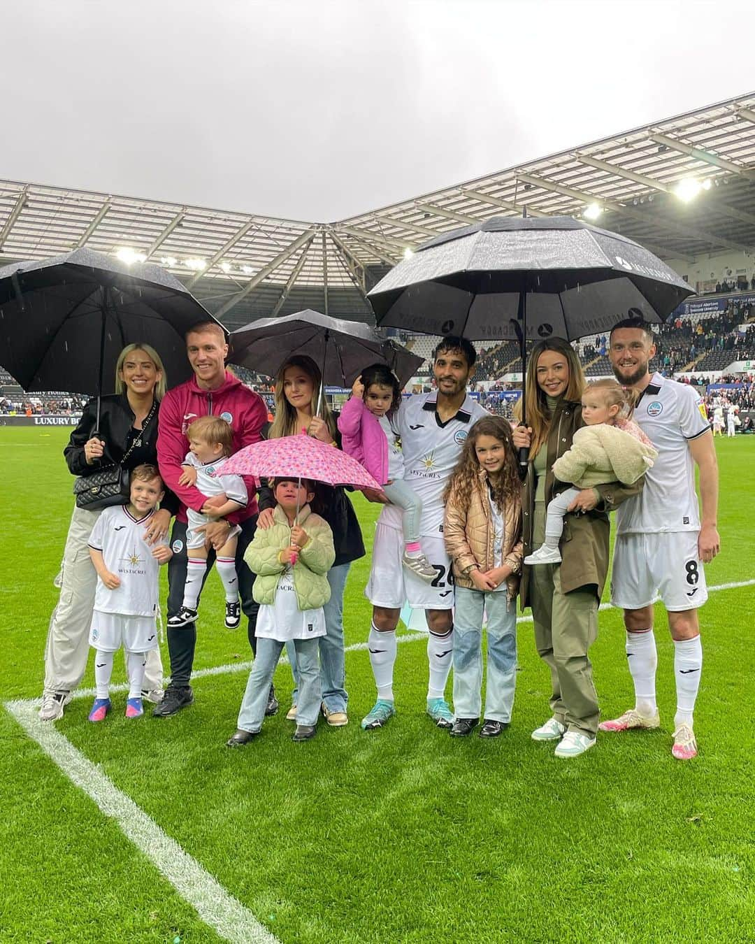 さんのインスタグラム写真 - (Instagram)「Daddy & his little mascot 🫶🏼 Last game of the season 🦢⚽️ @swansofficial 🤍」5月17日 20時03分 - mattgrimes8