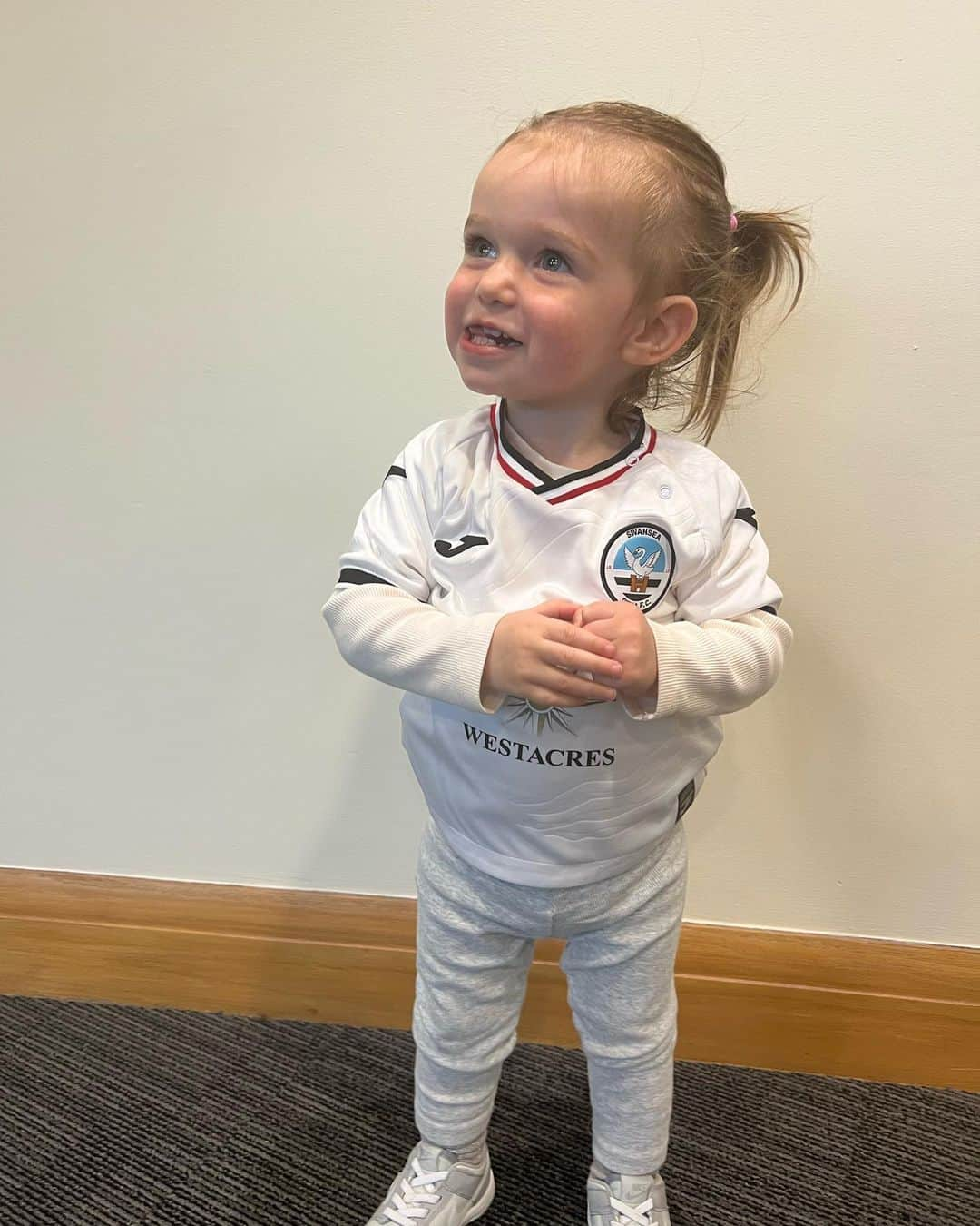 さんのインスタグラム写真 - (Instagram)「Daddy & his little mascot 🫶🏼 Last game of the season 🦢⚽️ @swansofficial 🤍」5月17日 20時03分 - mattgrimes8