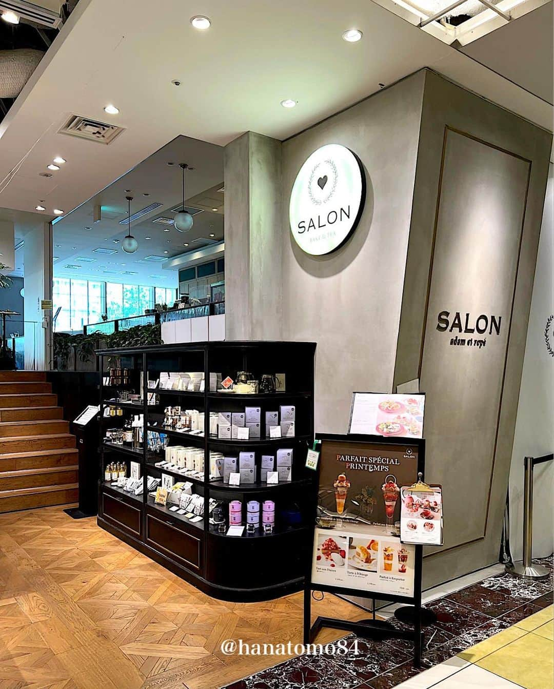 はなともさんのインスタグラム写真 - (はなともInstagram)「. . . 【 #サロンベイクアンドティー  @salon_bakeandtea 】  新宿にある「 SALON BAKE & TEA 」から 初夏にぴったりな新作パフェが登場したよ！  今回はご招待いただき 特別に試食させていただきました。  🍊 オレンジのミルフィーユパフェ ※単品/ 2,500円 ドリンクセット / 3,050円  初夏らしいさっぱりとした味わい！  自家製のオレンジアイスがすごく美味しくて これだけを食べたいほど！  オレンジのパフェはあまり好んで食べないけど このパフェならアリだね！ これを目当てに食べに行ってもいいぐらい✨  🍓苺のバスケットパフェ  ※単品/ 2,500円 ドリンクセット / 3,050円  トップのアーモンドクロッカンが 香ばしい＆ザクザク食感で 甘酸っぱい苺と相性バツグン！ 全体的にさっぱりとした味わいだね！  味と食感のコントラストが秀逸！  どちらのパフェも5月下旬までの販売。 気になる方は早めに食べにいってね！  ▼エリア検索 ↪︎ #はなとも新宿  ✴︎———✴︎———✴︎———✴︎ Shop Info ✴︎———✴︎———✴︎———✴︎  🏠 SALON BAKE & TEA  📍 NEWoMan新宿3階 ⏰ 平日＆土11:00～20:30  日祝 11:00～20:00 ‪☎️ 03-6380-1790 ‪ ㊡  不定休(ニューマンに準ずる) 🚞 JR新宿駅 ミライナタワー改札直結  ✴︎———✴︎———✴︎———✴︎———✴︎———✴︎———✴︎———✴︎——✴︎  #東京パフェ #新宿カフェ #東京カフェ #東京スイーツ #salonbakeandtea」5月17日 20時04分 - hanatomo84