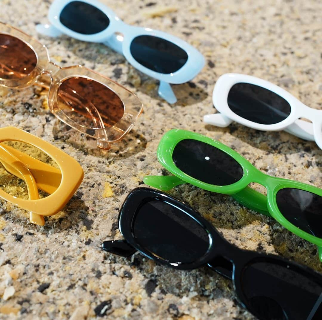 WEGOさんのインスタグラム写真 - (WEGOInstagram)「sunglasses item🌞🌴  一部限定店舗やオンラインストアで販売中の カラーフレームアイウェア🕶  今年のトレンド要素を取り入れたアイテムながらも リーズナブルな価格でGET出来るため売り切れ続出。  再入荷したので、 このタイミングでぜひ店頭でチェック✅  #WEGO #ウィゴー #sunglasses #サングラス #サングラスコーデ #夏コーデ #プチプラ #summer」5月17日 20時05分 - wego_official