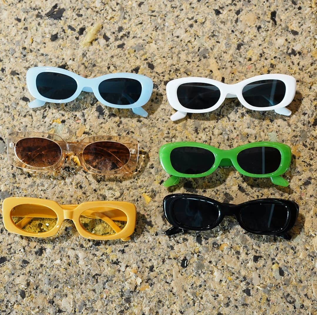 WEGOさんのインスタグラム写真 - (WEGOInstagram)「sunglasses item🌞🌴  一部限定店舗やオンラインストアで販売中の カラーフレームアイウェア🕶  今年のトレンド要素を取り入れたアイテムながらも リーズナブルな価格でGET出来るため売り切れ続出。  再入荷したので、 このタイミングでぜひ店頭でチェック✅  #WEGO #ウィゴー #sunglasses #サングラス #サングラスコーデ #夏コーデ #プチプラ #summer」5月17日 20時05分 - wego_official