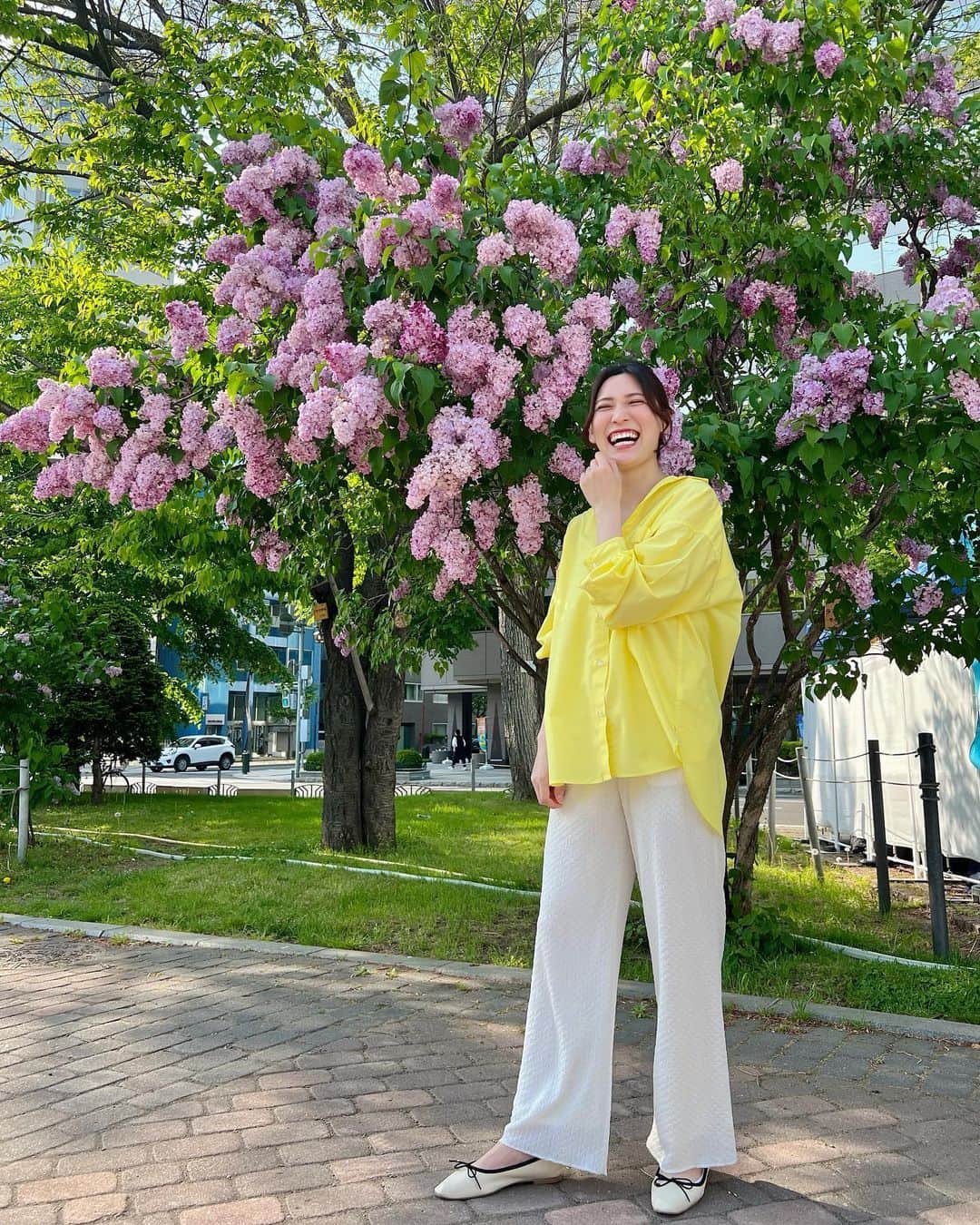 のインスタグラム：「@hbc_ayakaotake ▶︎初夏のパンツスタイル🤍    今日の「今日ドキッ」の衣装👗💞  ︎︎︎︎☑︎ レモンイエローのオーバーサイズシャツ🍋 ︎︎︎︎☑︎ 柔らかい素材の白いワイドパンツ   オーバーサイズのシャツは ・腕まくりをして手首を見せることで、細見えに！ ・インせずアウトすることで、大転子がカバーできる！  ワイドパンツはハリのある素材ではなく柔らかい素材で より骨格ウェーブに似合うスタイルに✨     ヘアアレンジは、編みおろしにしてもらいました🫶🏻    大通公園で今日から始まった 【さっぽろライラックまつり】💜  綺麗に咲いていました🥰                      #hbc #北海道放送 #hbcテレビ #今日ドキッ #札幌 #アナウンサー #大竹彩加 #ミディアム #セミロング #かきあげ前髪 #編みおろし #編みおろしアレンジ #三つ編みアレンジ #お呼ばれヘア #ヘアアレンジ #骨格ウェーブ #オーバーサイズシャツ #ワイドパンツ #カジュアルコーデ #アナウンサー衣装 #衣装 #ブルベ夏 #ブライトサマー #イエベ春 #ブライトスプリング #顔タイプフレッシュ #今日のコーデ #ライラック #大通公園 #日常に彩りを加える日記」