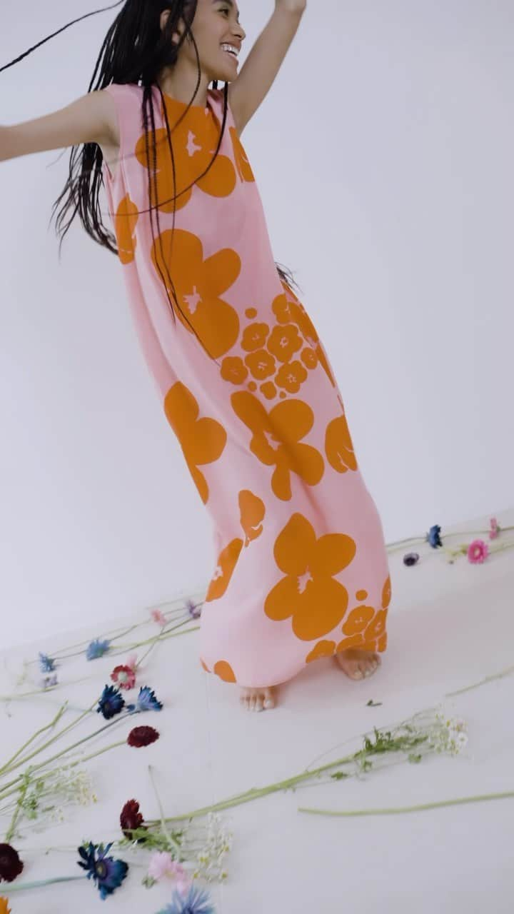 sakuraのインスタグラム：「Happy Birthday Month Marimekko💐！！  72年前の5月、フィンランドでプリントドレスからスタートしたデザインハウスMarimekko ブランドの誕生72年記念で、プレゼントキャンペーンも行われています🕺  動きやすくて思わず踊りだしたくなる、終始楽しい撮影でした〜💃🖤  ty♡ @miyudance_  #marimekko #マリメッコ #marimekkojapan」