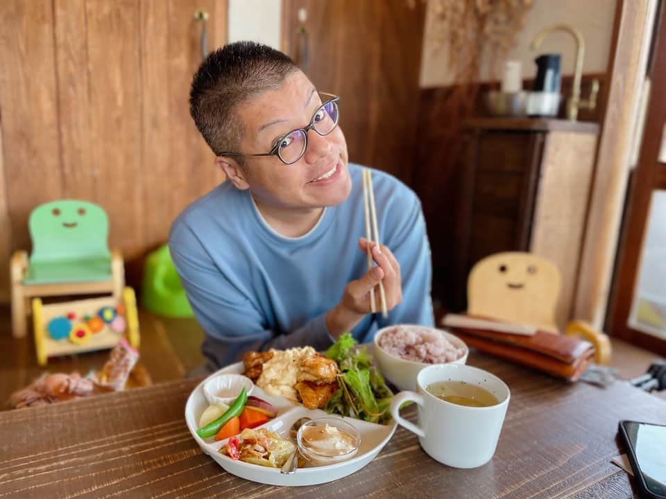 岩崎弘志のインスタグラム：「. 姶良市平松にあるKids Cafe & Bar LINKへ🚙🥤 @kidscafe_barlink_kokuchi   古民家の作りで木の温もりがたっぷりなので、 子供と行ってくつろげました👨‍👩‍👧🎶  ランチにある「揚げないチキン南蛮」、これは衣が ない分ヘルシーで、でも照り焼きのように ジューシーで超美味😋🥢  カレーやうどんのようなキッズメニュー、離乳食も 充実してます👶🏻✨  クレープはクリスピーかモチモチかで生地を選べる ほどの本格派⤴︎  子供イスや授乳スペースなども完備なので、ゆっくり くつろぐママ会が見られたのも印象的でした👏🏻  お日様の光や風も自然と入ってくるので、リラックス したい方はぜひ😆☀️  テイクアウトもあります🍱✨  #子連れランチ #鹿児島 #鹿児島グルメ #鹿児島ランチ #鹿児島カフェ #鹿児島スイーツ #鹿児島テイクアウト #鹿児島テイクアウトランチ #かごしまランチ #かごしまグルメ #鹿児島ドライブ #姶良カフェ #姶良ランチ #姶良市ランチ #子連れカフェ #子連れお出かけ #kagoshimacafe #kagoshima #kagoshimafan #どんどん鹿児島 #おでかけカゴシマ #MBC #アナウンサー #岩﨑弘志」