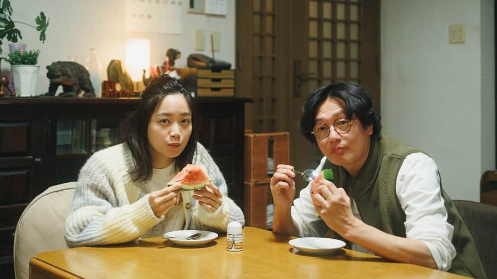 亜希子のインスタグラム：「本日は映画『人生に詰んだ元アイドルは、赤の他人のおっさんと住む選択をした』(今秋公開予定)告知に関する投稿、お付き合いを頂き、ありがとうございました✨  今夜、最後に井浦新さん演じられるササポン、深川麻衣さん演じられるアキコの劇中写真を。  深川さん前髪上げお姿、超かわいい🥰 こちら、アキコヘアー(?)でしょうか🥹  井浦ササポンさん、マジ、リアルササポン氏なのですよね。 お衣装も見た目も最高にササポンで最高。。。(←語彙力)  ササポンご本人にメールしたら、超短文で「おめでとう！」的なご返信を頂きました。  超アッサリしてて、とても良かったです。  さて、今日は一日中、情報解禁でドキドキソワソワしました。  でも、ここからも浮かれず、気を引き締めて目の前の大切な仕事や日常生活をしっかり送らないと、と思いました。  なので、これより通常運行に戻ります。  この映画に携わってくださる全てのキャストの皆様、スタッフの皆様、関係者の皆様、心から感謝を申し上げます。」