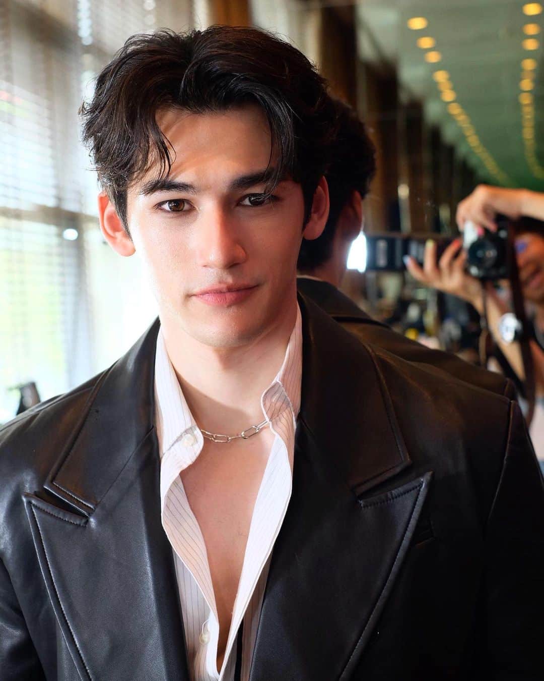 パース・ナクンのインスタグラム：「black leather jacket hits different」