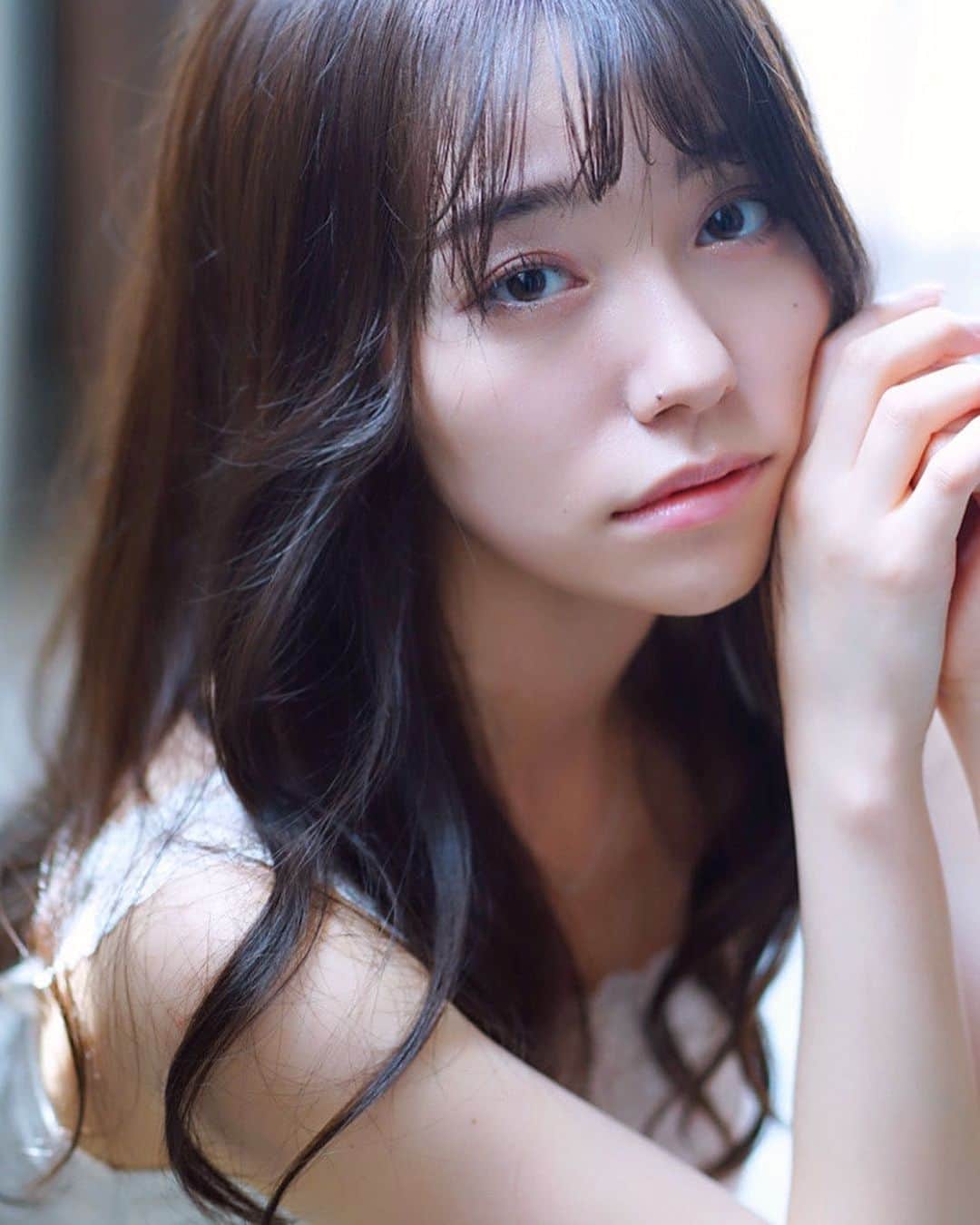 林花音さんのインスタグラム写真 - (林花音Instagram)「25歳になって、 10代の時に思い描いていたよりずっと子供のままだけど 圧倒的に今が1番楽しいし楽しめる幅が広がった気がするねえ ・ ・ ・ ・ ・ ・ ・ ・ ・ ・ ・ #作品 #被写体モデル #被写体女子 #パジャマ女子 #東京カメラ部 #東京カメラ女子 #黒髪ロング #黒髪女子 #被写体 #作品撮り #ポトレ女子 #jp_portrait部 #タンクトップ女子」5月17日 20時26分 - _0403_h