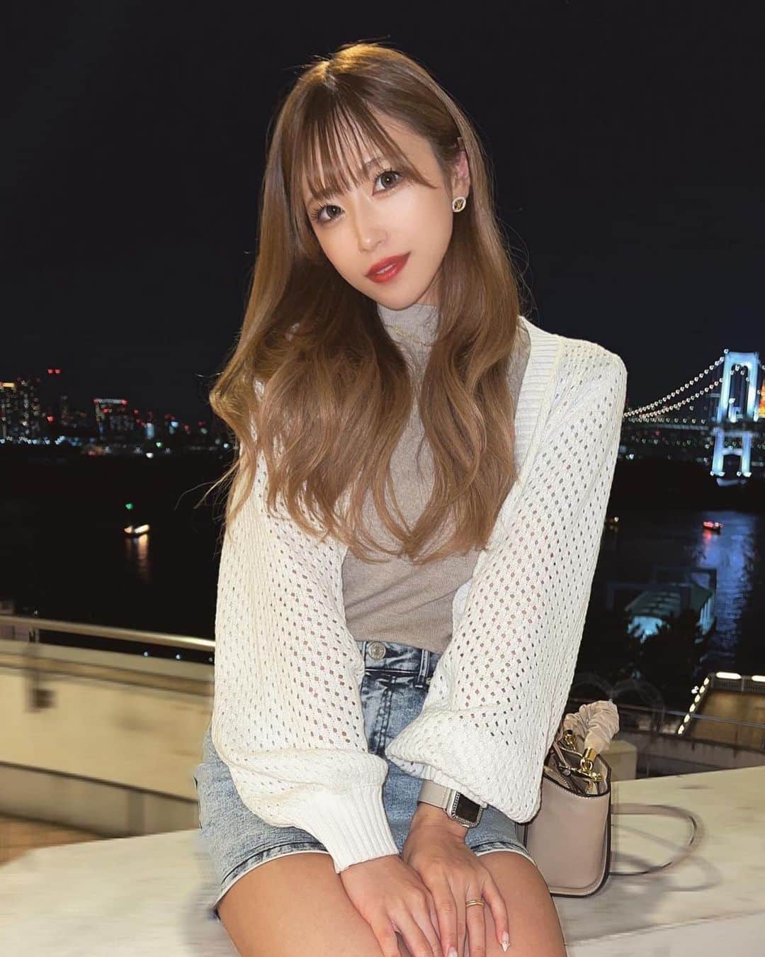 ゆらのインスタグラム：「お台場の夜景ゆっくり見てきた🩶  写真のサイズ感間違えて上げ直し🥲  #お台場 #アクアシティお台場 #me」