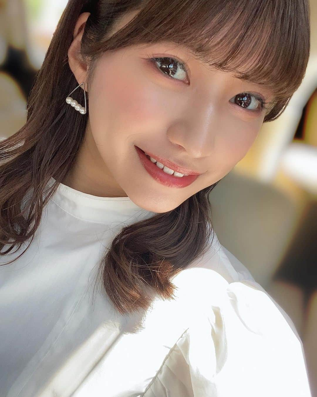 藤原あずさのインスタグラム：「. この時期になると 白ブラウスばっかり着るし 集めちゃう😮‍💨💭🤍  島根で飲んだ メロンジュース🍈🥤💚  #島根 #島根観光 #島根グルメ #島根カフェ」