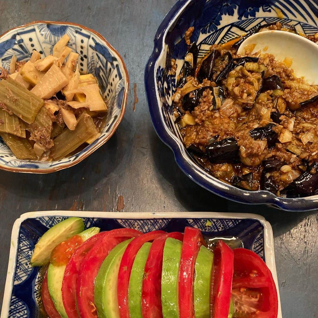 井上荒野のインスタグラム：「夫作。麻婆茄子、トマトとアボカドサラダ、左の煮物はお昼に私が作った残り。麻婆茄子はいくつかのレシピを見比べて一番おいしそうなのを選んだそうです。甜麺醤が入っててちょっと甘めなところがおいしかった。  それにしても夫の料理っぷり(レシピを見ないと作れないけど、レシピを見ればちゃんとおいしいものが作れる)を見るにつけ、「料理ができない」ってどういうことだろうと考えさせられる。(できないという人を難じているわけじゃなくて単純に考えているのです)」