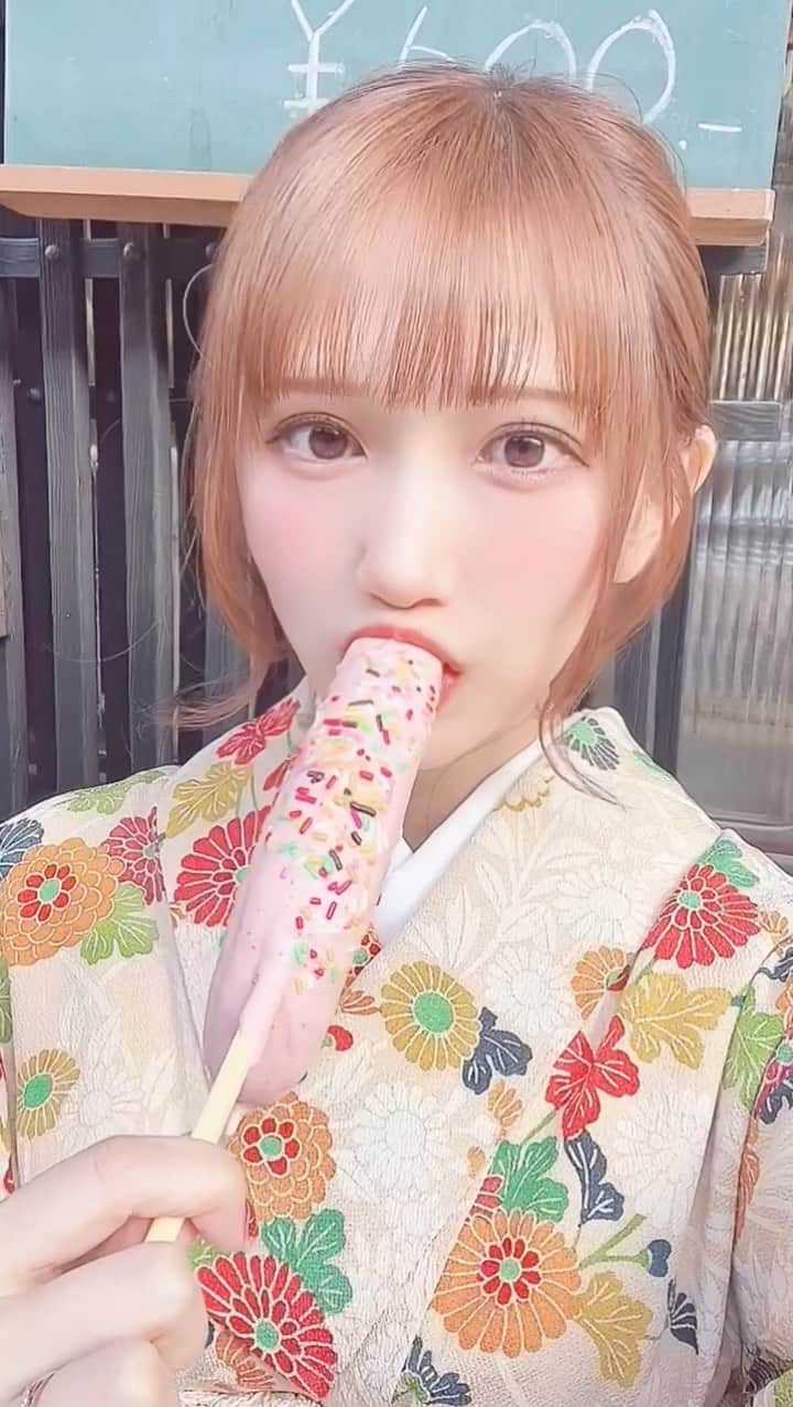 小日向くるみのインスタグラム：「「これ、すき。」     着物でもチョコバナナ🍫🍌     #長野観光 #奈良井宿 #町歩き #着物女子 #チョコバナナ #🍫🍌  #japanesegirl #japan_of_insta #followme #kawaii #職業天使 #君の彼女 #彼女感 #裸眼 #裸眼女子 #自撮り女子 #selfie」