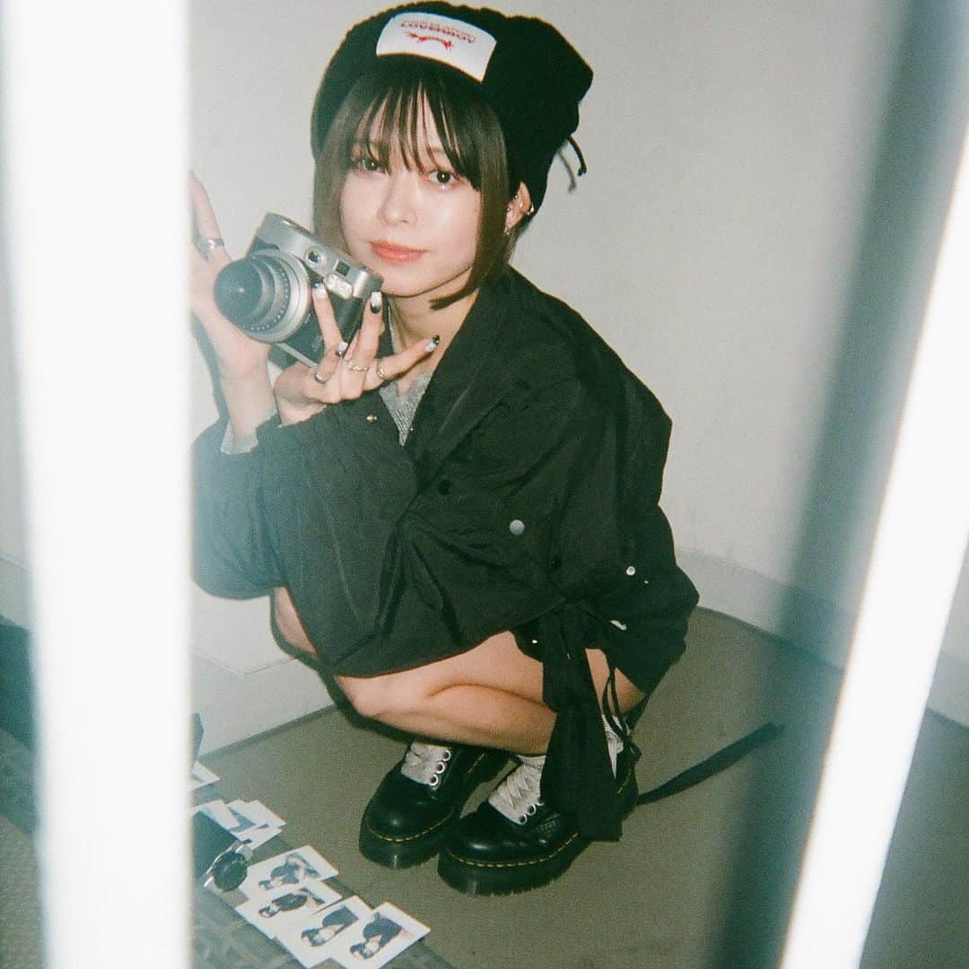 永井亜子のインスタグラム：「チェキ、ステッカー発送しました！ みんなの手元に無事に届きますように🫶🏻」