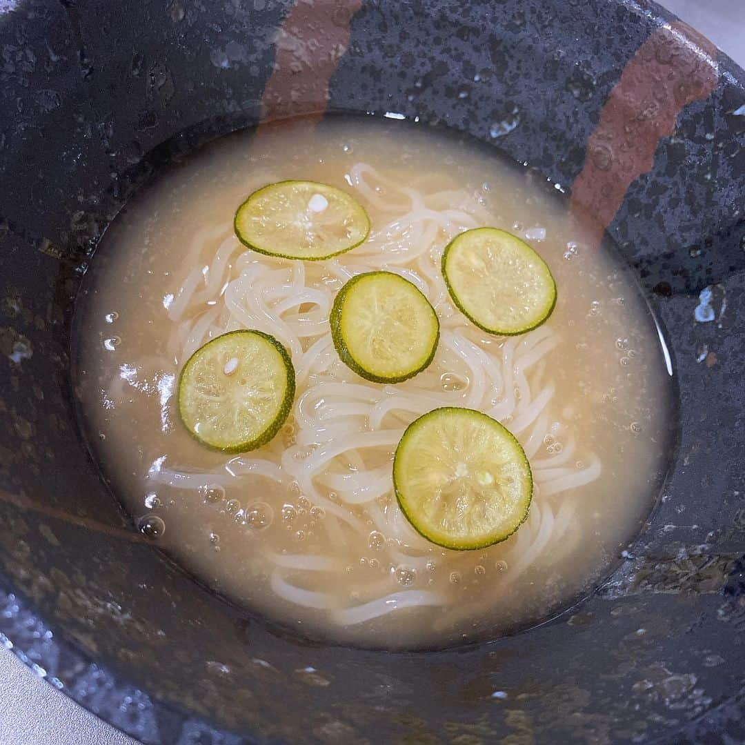 mizukiのインスタグラム：「.  暑くなってきたこの時期に冷麺は さっぱりでたべやすくて最高🍜  牛宮城のすだち冷麺ほんとすき🤍  焼肉の後のシメにももちろんだけど 普通にお昼に食べるのもすき🥢✌🏻  PR @gyugujo_miyasako #トリドリベース #牛宮城通販 #通販グルメ #お取り寄せグルメ #冷麺 #牛宮城 #すだち #すだち冷麺 #お取り寄せ #通販」