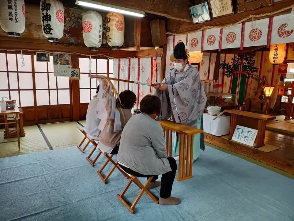 ヒヨシケンセツのインスタグラム：「こんばんは〜(*´∀｀*) 暑い日が続いてますね‼︎ しっかり水分摂って 夜はしっかり休みましょう♡ ＊ ＊ #hiyoshiスタイル16棟目 #ジブンハウスhiyoshiエディション ＊ 施主さまと共に 地鎮祭を執り行いました。 こらからスタッフ一同で 頑張っていきます‼︎ ＊ ＊ #島根 #益田 #益田市 #工務店 #陽吉建設 #ヒヨシケンセツ #注文住宅 #FPの家 #高気密高断熱 #ジブンハウス #ジブンハウスhiyoshi #新築 #マイホーム #家づくり #家はスマホで買う時代 #デザイン #オシャレ #間取り#暮らしを楽しむ #収納 #断熱材 #現場 #完成見学会 #アクセントクロス #丁寧な暮らし #快適な暮らし #シンプルホーム」