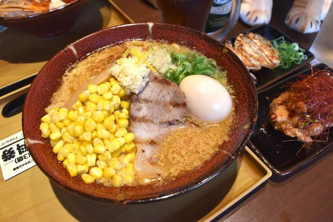 KAGAWACHIHOのインスタグラム：「𝖱𝖺𝗆𝖾𝗇 𝖣𝗂𝖺𝗋𝗒 🍜🍥♡ ⁡ ⁡ ⁡またまたお久しぶりの投稿🥺 大好きなラーメン活してきました𓂃𓈒𓏸  👉 @raamen_tiger  ⁡ ⁡ 大大大好きなガツンとラーメン🍜.ᐟ.ᐟ 安城のお気に入りラーメン屋さん𖤐ˊ˗　 札幌ラーメンジンジャータイガー🐯  ⁡ ⁡ 開店の𝟣𝟣時前には駐車場に車が続々.ᐟ.ᐟ 開店すぐに満席になっておりました🍥♡ ⁡ ⁡ 店内にはいたるところに かわいい虎グッズがいたよ🐅𖤐ˊ˗　 虎好きにはたまらない空間....ᐟ.ᐟ 今度虎のパーカー(持ってる)か ジャスミンのコスプレして食べにいきたいなぁ🧞‍♂️♡笑 ⁡ ⁡ 券売機で食券を買い席へ移動💨 カウンターの他にテーブル席もあり グループやお子様連れにも優しいお店でした👶🏻♡ ⁡ ⁡ そしてこちらのお店、なんと.ᐟ.ᐟ ランチとディナーそれぞれ1組までなら 予約もできちゃうらしいです.ᐟ.ᐟ ラーメン屋さんで予約できるの嬉しすぎる.ᐟ.ᐟ ⁡ ⁡ ⋱⋰ ⋱⋰ ⋱⋰ ⋱⋰ ⋱⋰ ⋱⋰ ⋱⋰ ⋱⋰ ⁡ 今回わたしは ⁡ ▫️味玉ジンジャータイガー(濃厚味噌)  ＋とうもろこしトッピング 　 をメインディッシュに注文🍜♡ サイドメニューやデザートも色々頼みました.ᐟ.ᐟ ⁡  札幌らーめんにインスパイアされた 北海道味噌を使用したラーメン🍜♡ 店主さんが古今東西食べ歩き辿り着いた 力強く味噌スープは超濃厚で美味しすぎた😭✨ 麺もガツンと太麺で食べ応え抜群𖤐ˊ˗　 柚子の皮がトッピングされていてさっぱり 味変することができて美味しかったなぁ〜🍊ˊ˗　 ⁡ ⁡ にんにくと生姜のトッピングは 自分好みの量に選べちゃうよ🧄𖤐ˊ˗　 わたしは生姜もにんにくもMAXにしたよ.ᐟ.ᐟ笑 ⁡ ⁡ ここのとこ寒暖差すごくて 体調崩しがちだったんだけど このガツンとくる生姜とニンニクの もりもりはいったラーメンを食べたら めちゃくちゃ元気になったよ〜💪♡ ⁡ ⁡ サイドメニューで注文させて頂いた 唐揚げは甘辛いタレでやみつきに... とってもジューシーで美味しかった♡ チャーハンも焼豚ゴロゴロで絶品.ᐟ.ᐟ ⁡ ⁡ レモンアイスはさっぱりと美味しかったので 食後のデザートにぴったりでオススメです🤤ˊ˗　 ⁡ ⁡ 店員さんはみんな元気でとても優しいし ラーメンは勿論サイドもドリンクも美味しいし 本当に本当に大好きなラーメン屋さんです.ᐟ.ᐟ ⁡ ⁡ みなさんもぜひ食べてみてくださいね🍜💕 ⁡ ⁡ ⁡ ⁡ ⋱⋰ ⋱⋰ ⋱⋰ ⋱⋰ ⋱⋰ ⋱⋰ ⋱⋰ ⋱⋰ ⁡ ⁡ ⁡ ⁡ 📍 @raamen_tiger 札幌ラーメンジンジャータイガー ⁡ ⁡ 営業日時  年中無休 電話番号  𝟢𝟧𝟨𝟨𝟫𝟧𝟤𝟨𝟩𝟩 住所　  愛知県安城市城南町𝟣-𝟥-𝟫  営業時間 11:00〜15:15 17:15〜22:00 ※ラストオーダー30分前  ⁡ ⁡ ⁡ ⁡ ⁡ ⁡  #ramen#ジンジャータイガー #三河らーめん #安城らーめん #岡崎らーめん #札幌らーめん #濃厚味噌らーめん #味変ラーメン#愛知ラーメン#名古屋ラーメン#西三河ラーメン#ラーメン#岡崎ラーメン#安城ラーメン#ラーメン #PR #飯テロ #ラーメン好きな人と繋がりたい #ラーメン女子」