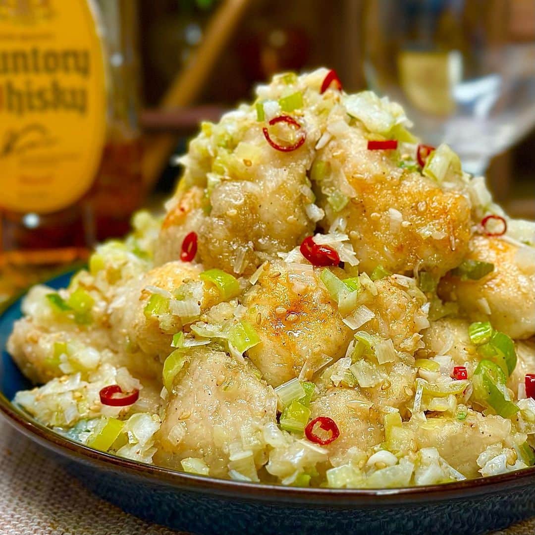のインスタグラム：「今日はリーズナブルでヘルシーな鶏むね肉を使ったやみつきレシピをご紹介します🤗✨ 鶏むね肉は酒で漬けて片栗粉をまぶして揚げ焼きにするだけでめちゃくちゃしっとり柔らかく仕上がります😋💕 にんにくとごま油をきかせたたっぷりネギ塩ダレが鶏むね肉に絡んで、ご飯が進みまくること間違いなしの一品ですよ🙌🏻  メインおかずにもおつまみにも最高の鶏むね肉レシピですのでぜひお試しくださいね😌✨ それでは作り方をご紹介します♬        鶏むね肉のやみつきネギ塩まみれ  【材料】３〜４人分 ◎鶏むね肉・・・６００g ◎長ネギ・・・１本 （鶏肉下味） ◎塩・・・小さじ１／２ ◎こしょう・・・少々 ◎酒・・・大さじ２ ◎片栗粉・・・大さじ４ （ネギ塩ダレ） ◎ごま油・・・大さじ３ ◎いりごま・・・大さじ１ ◎鶏ガラスープの素(顆粒)・・・小さじ２ ◎にんにく（チューブ）・・・小さじ１ ◎レモン汁(酢)・・・小さじ１ ◎塩・・・小さじ１／３ ◎鷹の爪・・・適宜(なくてもOK)      【作り方】 １．みじん切りにした長ねぎを大きめの耐熱ボウルに入れ、レンジ(600W)で２分加熱し、(ネギ塩ダレ)を加えて混ぜ合わせます。   ２．鶏むね肉は１.５cm幅のひとくち大に切ってボウルに入れ、塩こしょうと酒を加えて１５分程度漬けておきましょう。   ３．鶏むね肉に片栗粉をまぶし、フライパンに油大さじ４をひいて、中火で焼いていきます。   ４．ひっくり返して両面を焼きます。   ５．鶏むね肉が焼けたら(ネギ塩ダレ)のボウルに入れ、よく絡めます。   ６．器に盛り付けてお好みで万能ネギを散らしたら完成です。    しっとり柔らかい鶏むね肉にやみつきネギ塩ダレが絡んでめちゃウマです😋💕 普段のご飯のおかずにはもちろん、おつまみやお弁当にもめっちゃオススメです🙌🏻 ぜひお試しくださいね😌✨    より詳しいレシピはお手数ですがブログを見てください🤗✨ プロフィール欄のURL(@shinya6727 )、もしくはストーリーズのスワイプから飛べます😌✨  【お知らせ】 私の２冊目のレシピ本、「しにゃのやみつき！つまみ飯」重版されております🙌🏻 いつも応援してくださる皆さまのおかげです😂🙏 なるべくシンプルな食材や調味料、どこにでもある調理器具を使って作れるやみつきレシピをまとめた１冊になっております📚 お料理が好きな方も苦手な方も楽しんでいただける内容になっています😊  いつも通りの鶏むね肉やもやし、厚揚げといった、リーズナブルでヘルシーな食材を使った大満足レシピを多数掲載してます🙌🏻 とにかく幅広い方のお役に立てるレシピ本となっていますので、多くの方に手に取っていただけたら嬉しく思います😌🙏 お買い求めはAmazon、楽天などのネット通販か、全国の書店で📚 どうぞよろしくお願いします😊 ・ ・ ・ #レシピ #recipe #簡単レシピ #料理 #おうちごはん #おうち飲み #鶏むね肉 #chicken #鶏肉 #おつまみ #ネギ #healthy」