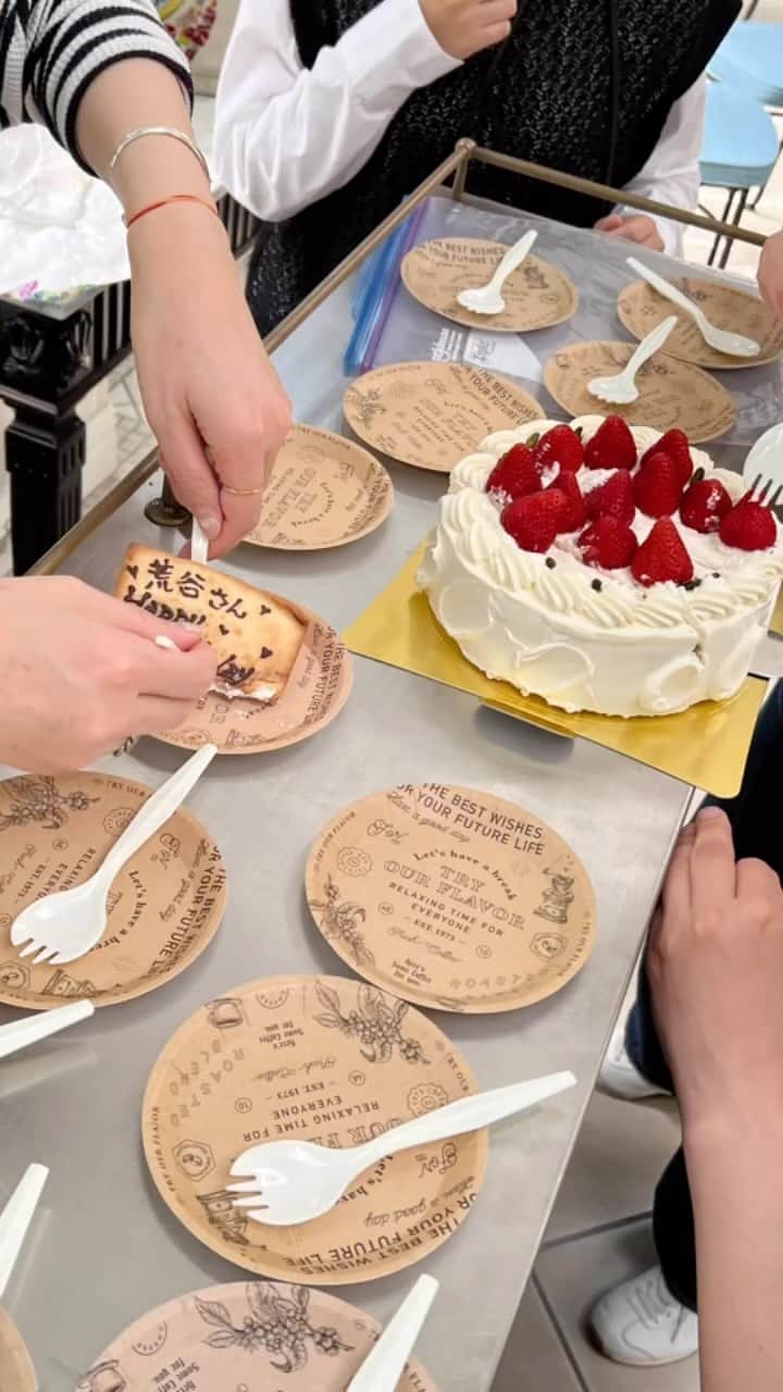 MIHOのインスタグラム：「撮影の合間に お誕生日の　＠arachan1954  ロックな歳ということで はっしーがお昼ご飯の後にクイーンで登場  コソコソコソコソカードを書いて この日のために手作りカードを作ったりと みなさんのあったかさの中にいれたこと お祝いできたことをとても幸せに思いました☺︎  いつかアイスランドやパリで写真を撮ってもらいたいと思う人☺︎  まだまだお楽しみはたくさんありマス☺︎  みんな健やかで楽しいがいいね  今月お誕生日のみんなもオメデトウ☺︎  #happybirthday  #撮影中のサプライズ #みんながみんなを思いやる日 #ロックな人 #実際はシャイな人 #スタッフのみなさんありがとうございました」
