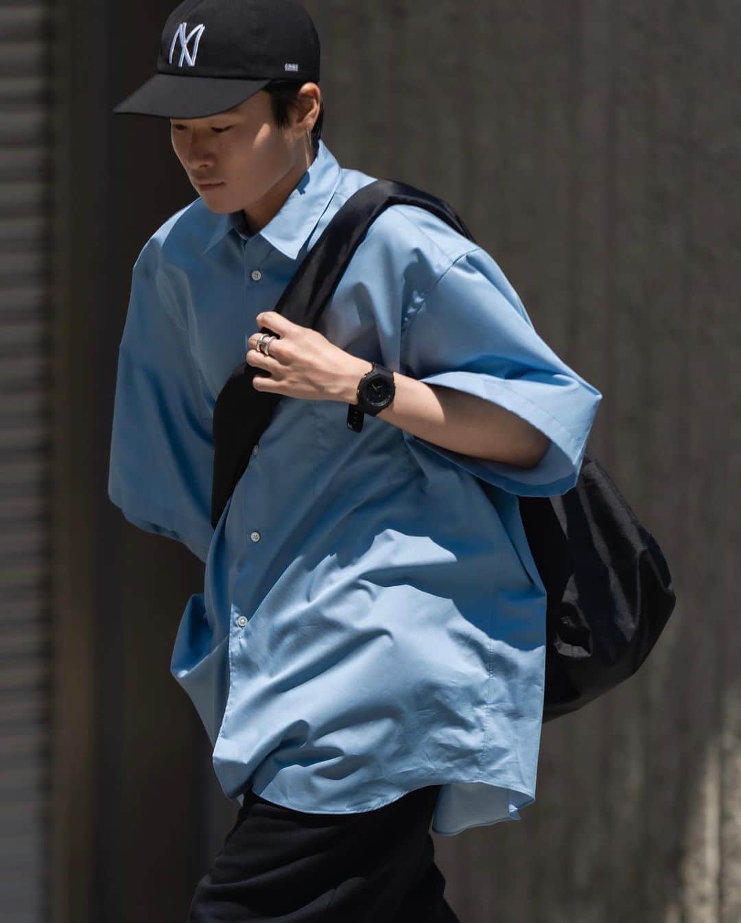 Ryoさんのインスタグラム写真 - (RyoInstagram)「Today's outfit 🚶‍♂️ 200双の高密度で織り上げたブロードは、 まるでシルクのような光沢と滑らかな肌触り。  夏に着るシャツとしてもすごく相性が良さそう。👔  インテリムらしい、アプローチのサイズ感に高級感ある仕立ての良さは、他でありそうで無い提案かと🤔 ㅤㅤㅤㅤㅤㅤㅤㅤㅤㅤㅤㅤㅤ shirt : @interim_tokyo  pants : @the_clesste  bag : @the_clesste  shoes : @adidasoriginals  ㅤㅤㅤㅤㅤㅤㅤㅤㅤㅤㅤㅤㅤ #interim #plus81 #comesandgoes  #clesste #adidas #samba」5月17日 20時34分 - ryo__takashima