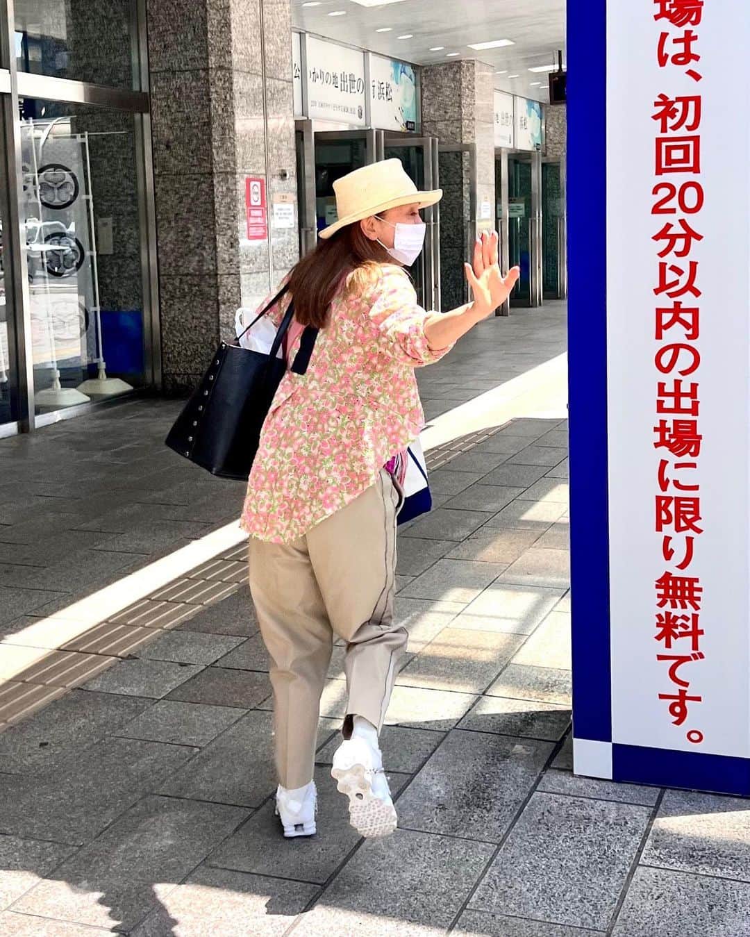 熊谷真実さんのインスタグラム写真 - (熊谷真実Instagram)「本日東京！  気合い入れて！ GO！  しかし暑かった  #東京行き #うなぎ弁当お土産 #やっぱ美味しい #褒められました」5月17日 20時27分 - mami_kumagai310