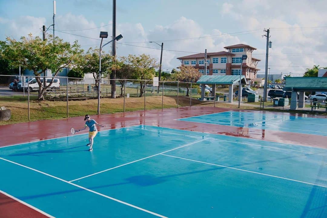 グアム政府観光局のインスタグラム：「そろそろ日本は梅雨到来。じめっとした空気の日本を抜け出して、週末はグアムで南国の景色を楽しみながらテニスはいかがですか？ パームツリーや雄大な自然に囲まれ、子どもたちの初めてのテニスや友人たちとのテニスゲームを楽しんでみても。 宿泊先のホテルでコートを予約したら、レンタルでラケットやボールを借りることも可能です。素敵な一日をお過ごしください。  #hereweguam #Guam #グアム #insta #weekend #instagood #instaphoto #旅行 #海外旅行 #instagram  #guamtennis #guamsports #tennis #テニス」