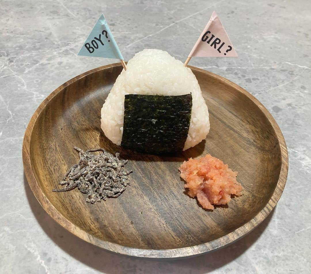 亜実のインスタグラム：「🍙💓🍙💓🍙💓 . 🇯🇵👶の性別が分かりました！今回は…男の子🚗😆ますます賑やかになるなぁ🥹パパもすでに息子と遊んだりスポーツしたりするのがとっても楽しみな様子🥰引き続きすくすく大きくな〜れ👦💓 🇹🇼知道👶的性別了唷！這次是⋯男生🚗😆我們家一定會更熱鬧耶🥹老公已經開始期待跟兒子一起玩一起運動呢🥰要繼續健康長大喔～👦💓 . #ジェンダーリビール #ジェンダーリビールおにぎり #性別発表 #genderreveal #性別判明 #妊娠記録 #amimiscooking #年子ママ #年子育児 #一姫二太郎  . 🇯🇵息子(mu su ko) 🇹🇼兒子(ㄦˊㄗ˙)(er2 zi)」