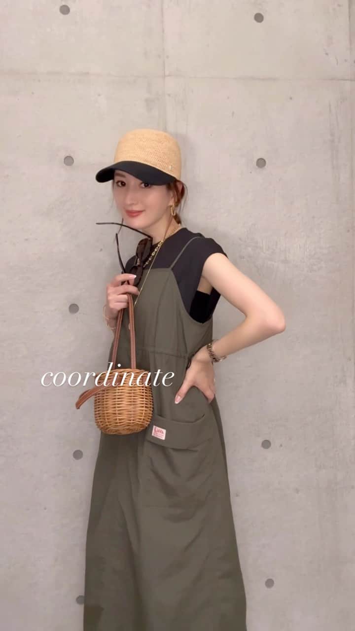 星玲奈のインスタグラム：「え、もう夏きました？😎？ びっくりな暑さの今日🥵 もうノースリーブを着てしまった。足元はビーサン🩴夏は何着るんだろ🥹 そして暑くなると着たくなるのが ミリタリーテイストのお洋服❤️そして、カーキ率もぐんと上がる🌳 シャリっとハリがあって涼しく着られる @classicalelf_official ×JaVaのミリタリージャンスカ。 （カーキのMサイズを着ています） 胸元のドロストでラインを変えて着られるのもよい❤️ ・ #クラシカルエルフ #classicalelf #エルフコーデ #タイアップ #java #ジャバ #uniqlo #gu #zara #ユニクロ #ジーユー #ザラ #zozo #zozotown #zozo購入品 #zozotown購入品 #ジャンパースカート #ジャンスカ #ミリタリー #夏服コーデ #ワンマイルウェア #スポーツカジュアル #大人コーデ #大人カジュアル #プチプラ #プチプラコーデ #着回しコーデ」