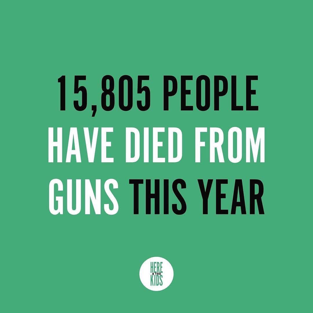 アンナ・パキンのインスタグラム：「Posted @withregram • @here4thekidsaction 15,805 people have died from gun violence this year — and we have had 225 mass shootings. We are not posting this to alarm you. But also, if you are not alarmed, something is wrong.  Our Constitution called for us, the people, to make adjustments once the initial rights stopped serving our greater good. That time is now and it is time to try something new.  Here 4 the Kids is calling on Colorado Governor Jared Polis to sign an Executive Order to ban guns and implement a statewide buyback program. To achieve this goal, we are organizing a sit-in of 25,000+ white women from around the country on Monday, June 5, at 5am in Denver, Colorado. This is a national movement with a state focus. Colorado is step one.  We are respectfully asking white women to put their bodies on the ground for this direct-action as marginalized communities have always done and continue to do. As we prioritize the safety of historically marginalized and vulnerable populations such as BIPOC, LGBTQIA+, non-citizens, and disabled folks whose bodies are often on the front lines fighting for human and civil rights, we invite white women to participate in this act of civil disobedience.   As we cannot guarantee ADA-compliant access and/or safety on the ground, we are encouraging people from marginalized and vulnerable communities to join the remote campaign. While acknowledging everyone's agency, our remote campaign is an accessible and safe opportunity to take direct action online, uplift the direct action happening on the ground in Denver on June 5, and center the voices of those who are most at risk for gun violence at the hands of white supremacy. Please read more about our strategy via our link in bio!  We need to stop focusing on what hasn't worked and start focusing on what WILL work. So let's all accept this historical invitation to change the future for all of our kids! JOIN US VIA LINK IN BIO.  (Source: gunviolencearchive.org)   ID in comments (please bear with us if it's not there straight away — thank you)」