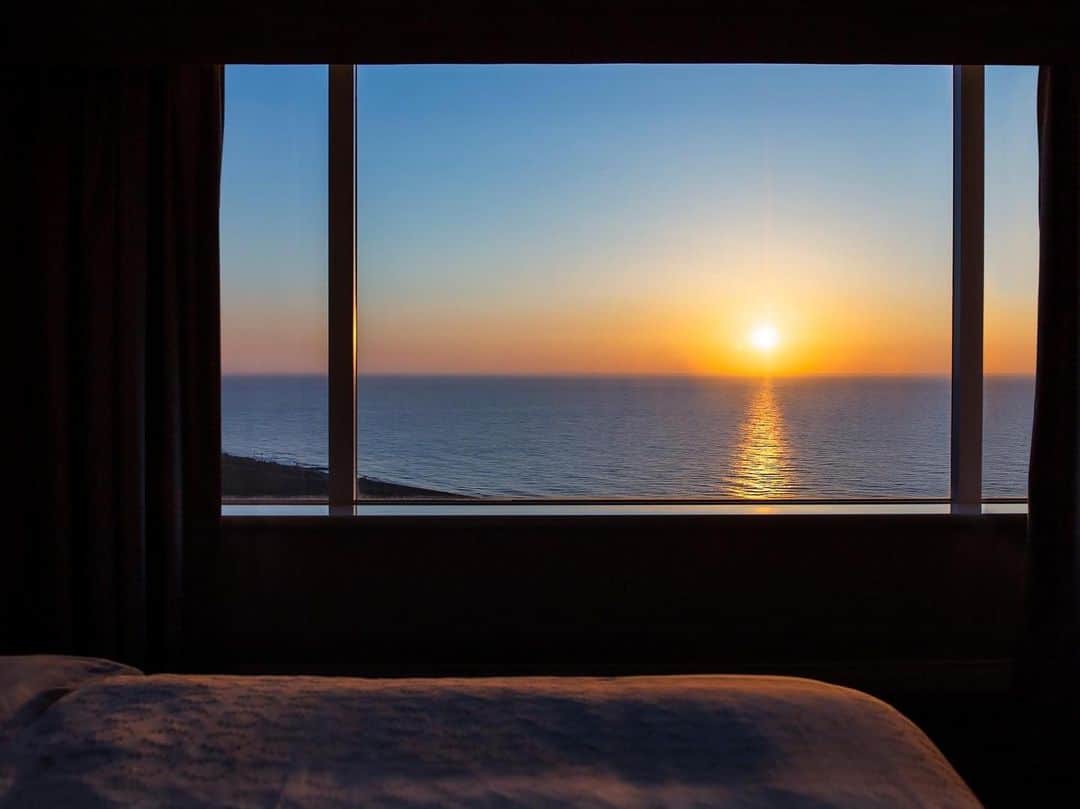 フェニックス・シーガイア・リゾートさんのインスタグラム写真 - (フェニックス・シーガイア・リゾートInstagram)「太陽と月と海に愛されるリゾート  広大なリゾートエリアの中心に位置するシェラトン･グランデ･オーシャンリゾートは、地上154m、全客室東向きのオーシャンビュー。雄大な太平洋から昇る朝日、宮崎の明るい日差しが映し出す色鮮やかな海と空の青と松林の緑、美しい芝の緑が浮かび上がるナイターゴルフ、そして満月の夜に現れる幻想的な月の道など、シーガイアならではのダイナミックなロケーションを独り占めいただけます。 お泊りの際はぜひ刻々と移りゆく絶景もお楽しみください。  #シーガイア #シェラトングランデオーシャンリゾート #絶景シーガイア #リゾートなひととき #オーシャンビューのホテル #月の道 #宮崎旅行」5月17日 20時38分 - seagaia_official