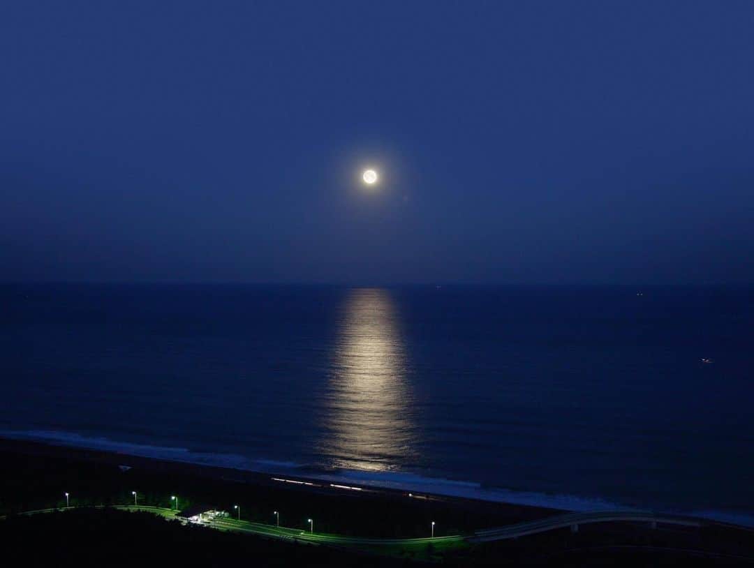 フェニックス・シーガイア・リゾートさんのインスタグラム写真 - (フェニックス・シーガイア・リゾートInstagram)「太陽と月と海に愛されるリゾート  広大なリゾートエリアの中心に位置するシェラトン･グランデ･オーシャンリゾートは、地上154m、全客室東向きのオーシャンビュー。雄大な太平洋から昇る朝日、宮崎の明るい日差しが映し出す色鮮やかな海と空の青と松林の緑、美しい芝の緑が浮かび上がるナイターゴルフ、そして満月の夜に現れる幻想的な月の道など、シーガイアならではのダイナミックなロケーションを独り占めいただけます。 お泊りの際はぜひ刻々と移りゆく絶景もお楽しみください。  #シーガイア #シェラトングランデオーシャンリゾート #絶景シーガイア #リゾートなひととき #オーシャンビューのホテル #月の道 #宮崎旅行」5月17日 20時38分 - seagaia_official