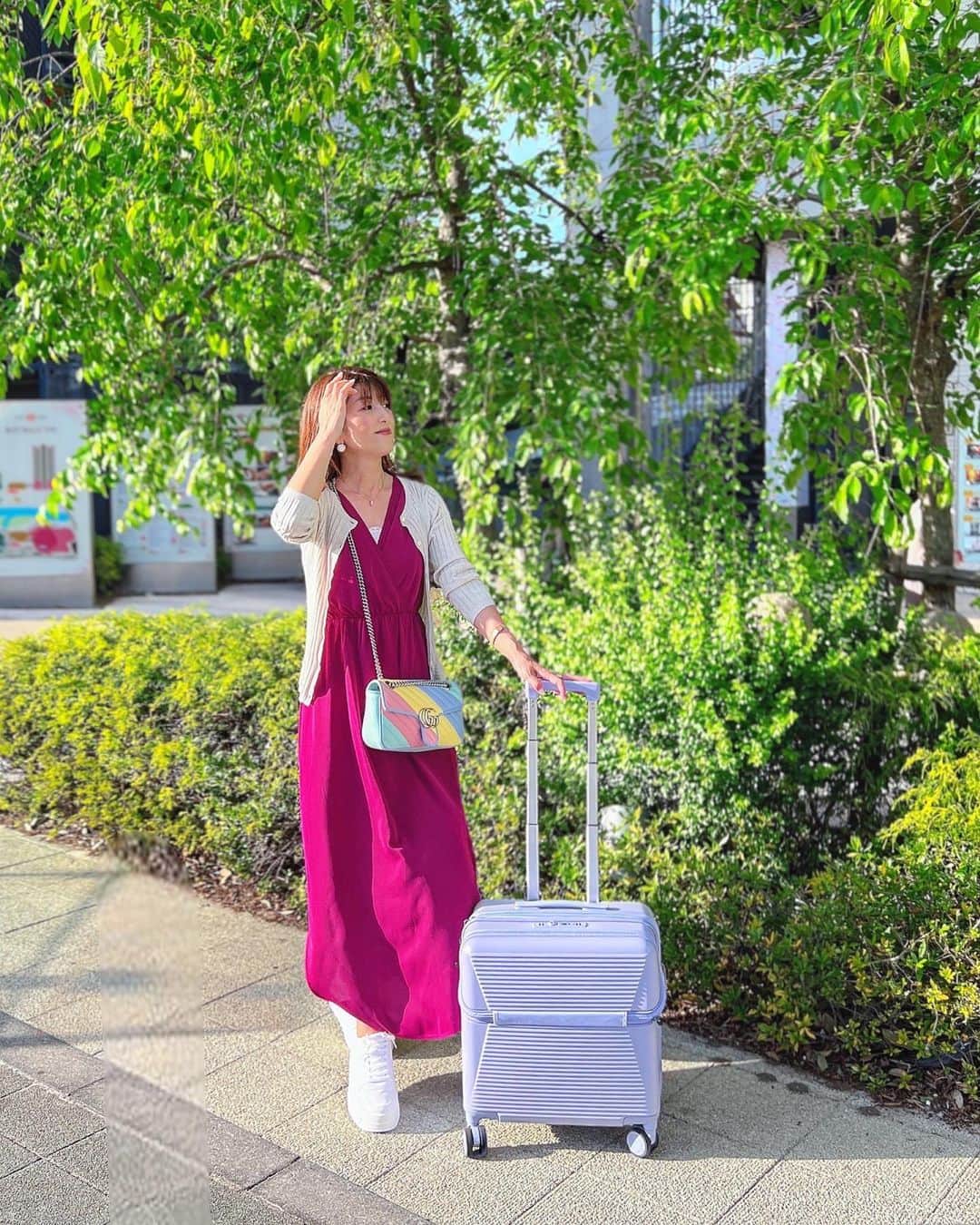 のインスタグラム：「💜💜💜 小旅行やお仕事用に使う 小さめのスーツケースを新調したよ♡  @retoo_official で見つけた 機内にも持ち込めるSサイズ 【RETOO H Sサイズスーツケース】 決め手は横に倒さずに フロントオープンできて パソコンやメイク用品やペットボトルなど 直ぐに必要なものが サッと取り出せるから凄く便利❣️  しかも取り外し可能なキャスターで お家に帰ったら玄関でキャスター外して 清潔に保管出来ちゃう🫶  本体はドイツバイエル社のPCを 100%使用し強化ガラスの150倍 板ガラスの250倍以上の軽量かつ 優れた耐久性で丈夫なのも魅力👌  荷物が増えた時は拡張ファスナーを 開けると4~5cm程度伸ばせるの〜 こんな使い勝手良いのに 今なら18,980円が▶︎9,900円送料無料だよ  カラバリも豊富で私は第一印象から このラベンダーに決めた💜  楽天とAmazonから購入できるよ ストーリーに楽天の🔗貼るね❣️  ･ ｡ 　⭐∴｡　 　　🌟ﾟ･｡  ﾟ💫｡  　　 ✨🌟 💫 　 　　 ･ﾟ⭐｡･  　　　　⭐✨｡· 　 ⭐･｡🌟･｡✨🌟 　　　 ✨🌟 　　　　 ･ﾟ💫✨° 　　 🌟 ﾟ･｡ 💫 ｡ 　　　　　ﾟ⭐｡ﾟ✨ 🌟 #RETOO #機内持ち込みスーツケース #軽量 #小型キャリア #37Lスーツケース #二重ファスナー #拡張ファスナー #ダブルキャスター #前開き #フロントオープン #フロントポケット #ポケットスーツケース  #スーツケース #小旅行 #旅行 #女子旅 #オタ活 #きれいめコーデ  #きれいめカジュアル  #大人カジュアル #カジュアルコーデ  #お出かけコーデ  #大人可愛い  #大人可愛いコーデ  #アラフォーコーデ  #アラフィフコーデ  #ポートレート  𝐓𝐡𝐚𝐧𝐤 𝐲𝐨𝐮 𝐟𝐨𝐫 𝐚𝐥𝐰𝐚𝐲𝐬 𝐫𝐞𝐚𝐝𝐢𝐧𝐠 𝐦𝐲 𝐩𝐨𝐬𝐭𝐬🩷」