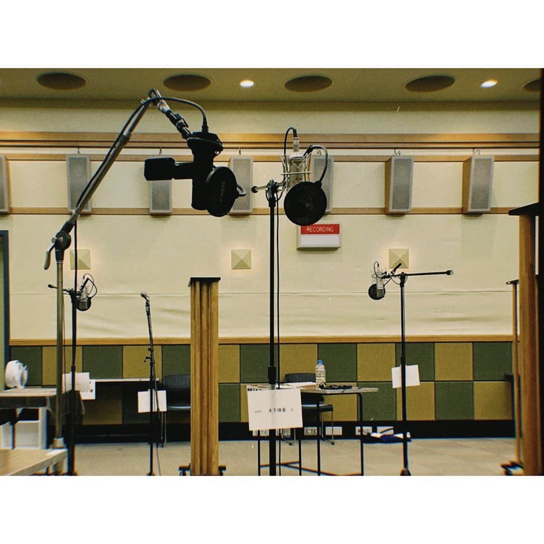のインスタグラム：「📻お知らせ ⁡ 6/10（土）午後10時から放送 NHK-FM  ＦＭシアター【桜は、散らない！】 ⁡ 主人公・吉見智香役を務めました。 ⁡ 愛媛・松山を舞台にした “夢中になれるもの”を守ろうと闘う高校生たちの、エキセントリック青春コメディ！ ⁡ エキセントリック青春コメディ…？ 聴いてもらったら、なるほど と思っていただけるかな🤭  久しぶりのラジオドラマ。 今回が初共演とは思えないと言っていただいたチームワークで✨掛け合いと情熱を大切に、そして楽しみながらの収録でした！ ぜひお聴きください。  (佐戸井さん古川さんと、お揃いファッションみたい👕笑) ⁡ ⁡ 作：山本タカ ⁡ 出演：木下晴香　玉置玲央　佐戸井けん太　古川伴睦　桑田直樹　平体まひろ」