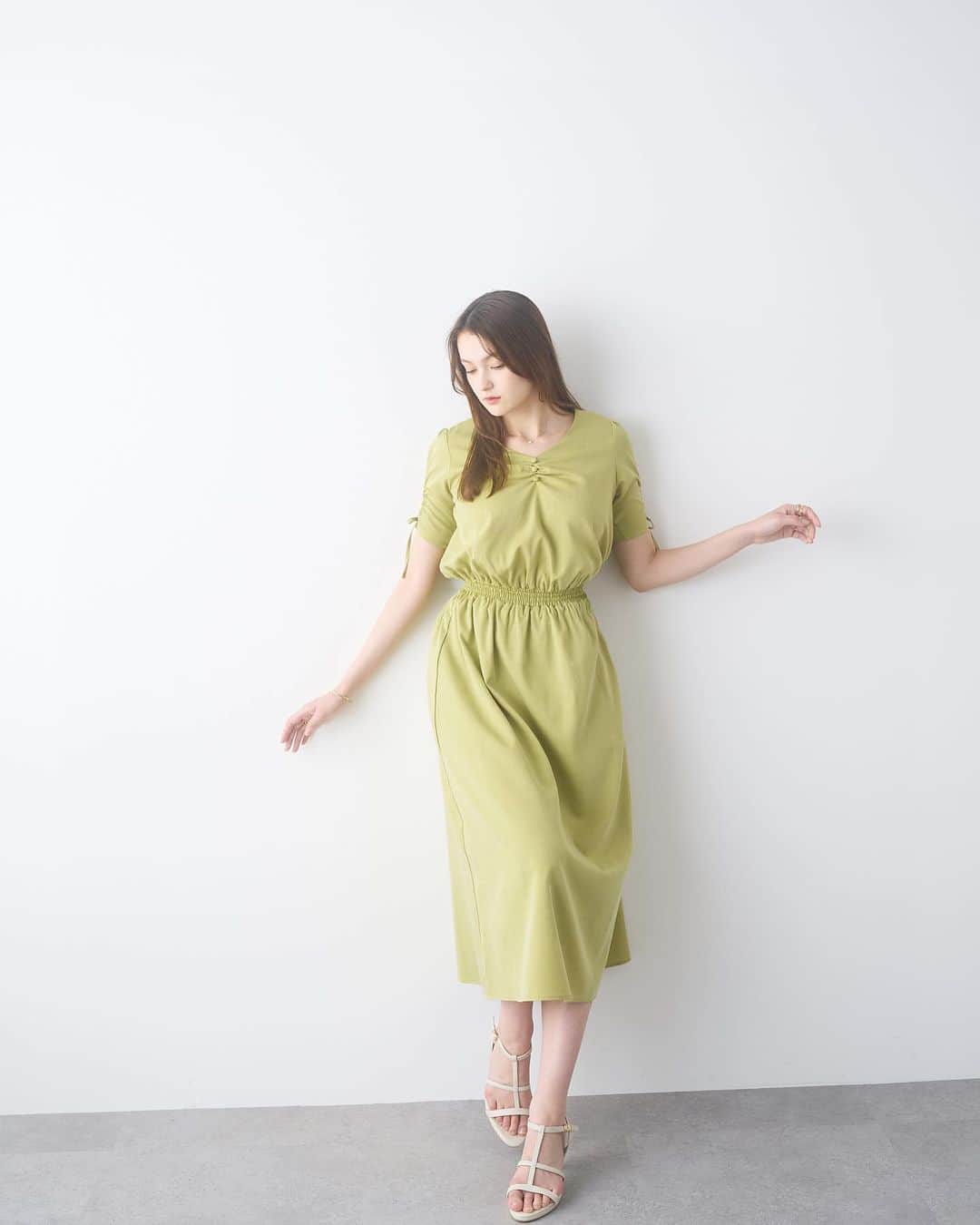 ドロシーズのインスタグラム：「.   ･gathered sleeve onepiece col:green size:free  ￥6,820 tax in  袖のリボンを結ぶことによってできるボリュームのあるギャザースリーブがポイント。 Vネックのデコルテラインが綺麗にみせてくれます。 ウエストのゴムでスタイルアップが叶います。 ━━━━━━━━━━━━━━━ ZOZOにて発売中 TOPページURLからチェック✔︎ ━━━━━━━━━━━━━━━ @drwcys_official  #drwcys  #ドロシーズ #23ss  #フェミニン  #フェミニンコーデ  #ワンピース  #onepiece  #zozotown  #ゾゾタウン」