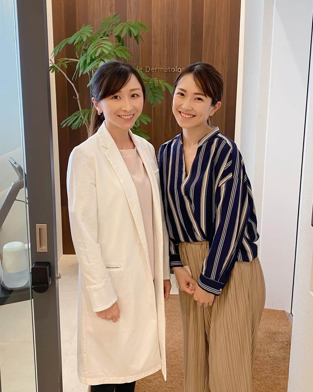 Remiさんのインスタグラム写真 - (RemiInstagram)「me 36 yo and after... 最近密かな美容ブーム💭 30代前半の頃は「年相応でありたい」なんて余裕ぶったことを言ってたものの、やっぱり若く見られたら嬉しいし、シミシワ白髪を見るたびに凹む…。  今日は友人で美容業界で活躍する「こばとも先生」こと智子ちゃん @kobayashi.t_derm に久しぶりに肌を診察してもらって、シミやシワに効くレーザー治療をしてもらいました！🧏🏼‍♀️経過が楽しみ🤍  衝撃の自分の加齢シミュレーション動画は自分への戒めのためにもここに残します👩🏼‍🦳👵🏼🎬(BGM付き) 重力ってすごい…🥹  ------- 🏥 #渋谷スクランブル皮膚科 @shibuyaderm  👩🏻‍⚕️ @kobayashi.t_derm  🔍 シミ取り #ピコトーニング シワ改善 #ピコフラクショナル --------  1枚目はリップアートメイクの2回目をした時の💋 今は色も落ち着いてすっぴんでも自然な血色の良い唇に🤍  ------- 🏥 #メディカルブロー新宿 @medicalbrows  @medicalbrows_shinjyuku  🖋️ @medicalbrows_kikuta  💄#リップアートメイク -------  海外での理想のすっぴん生活を目指して、素肌改善していくぞーー✊🏼  #36歳 #お肌の曲がり角 #美容皮膚科 #アンチエイジング #シミ取り #シワ改善  #アートメイク #メディカルブロー  #medicalbrows」5月17日 20時45分 - remi_912